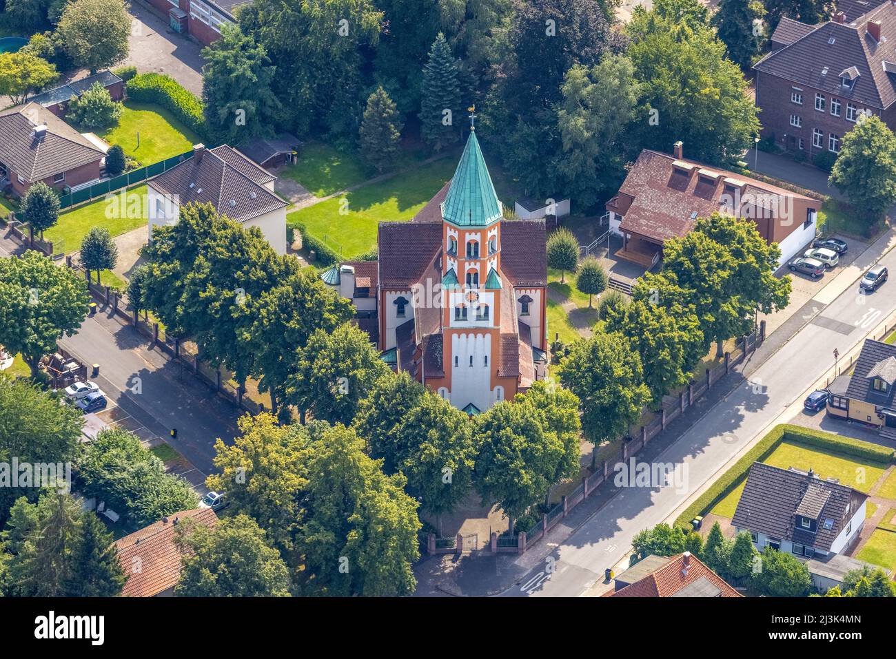 Vista aérea, iglesia católica Herz-Jesu en el distrito Heeren-Serve, Kamen, zona de Ruhr, Renania del Norte-Westfalia, Alemania, Lugar de culto, DE, Europa, Foto de stock