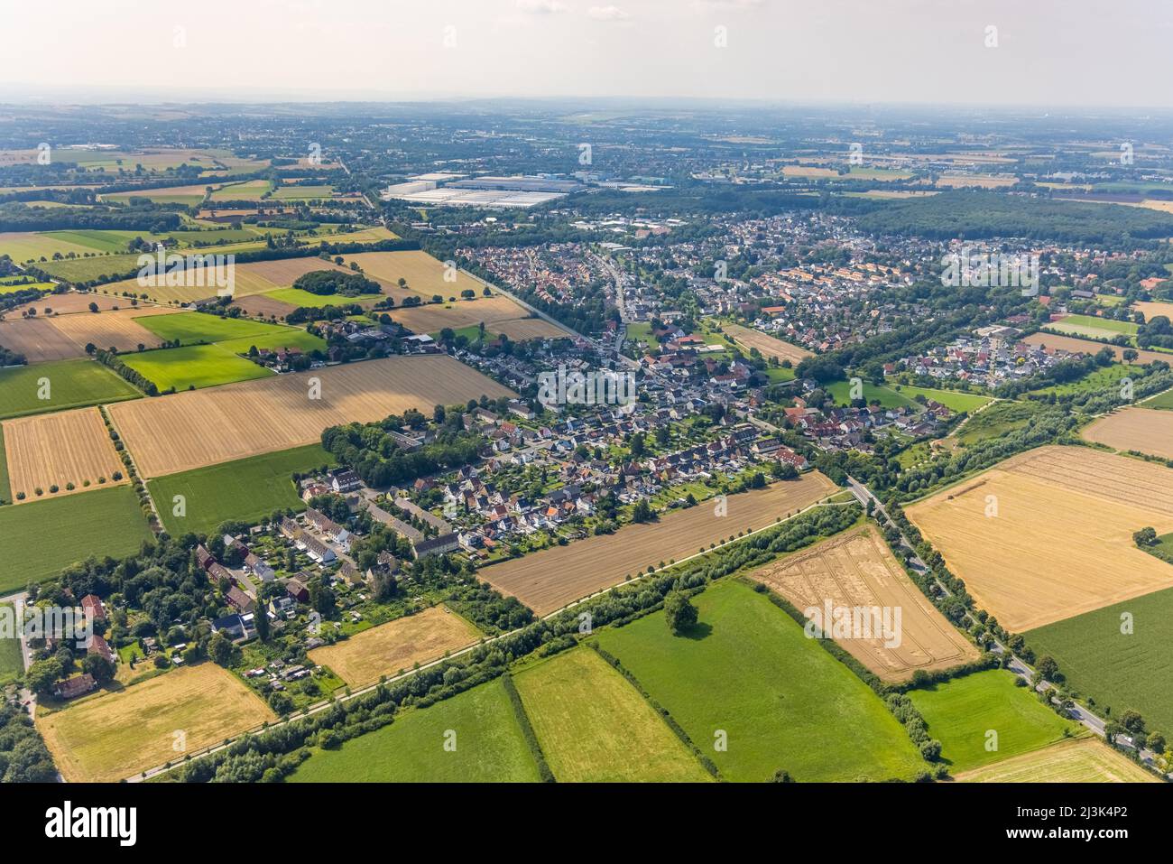 Vista aérea, vista del pueblo con las propiedades de los mineros en el distrito de Heeren-Serve, Kamen, zona de Ruhr, Renania del Norte-Westfalia, Alemania, Luftbild, O Foto de stock
