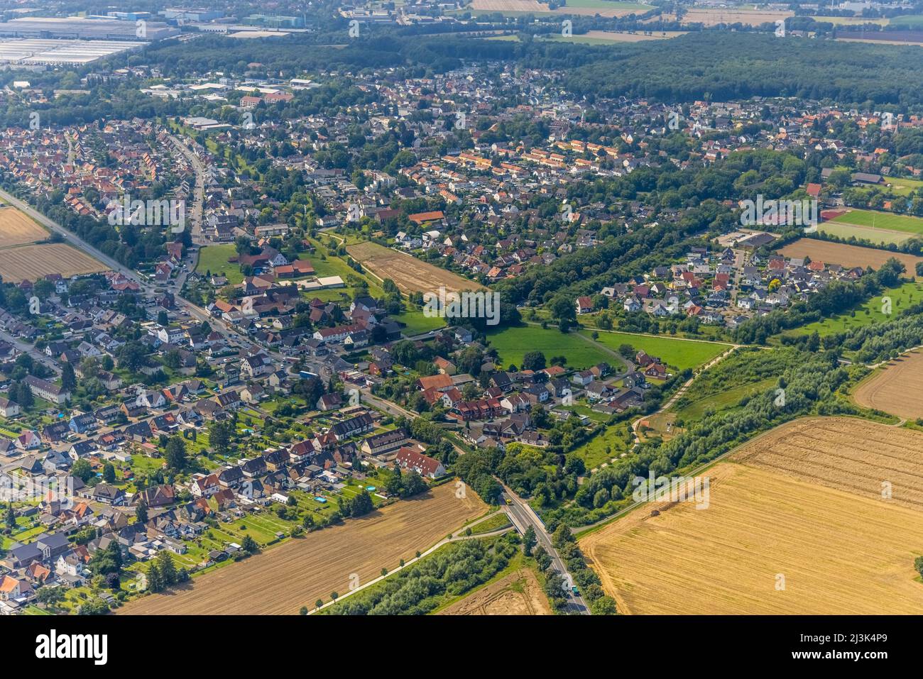 Vista aérea, vista del pueblo con las propiedades de los mineros en el distrito de Heeren-Serve, Kamen, zona de Ruhr, Renania del Norte-Westfalia, Alemania, Luftbild, O Foto de stock