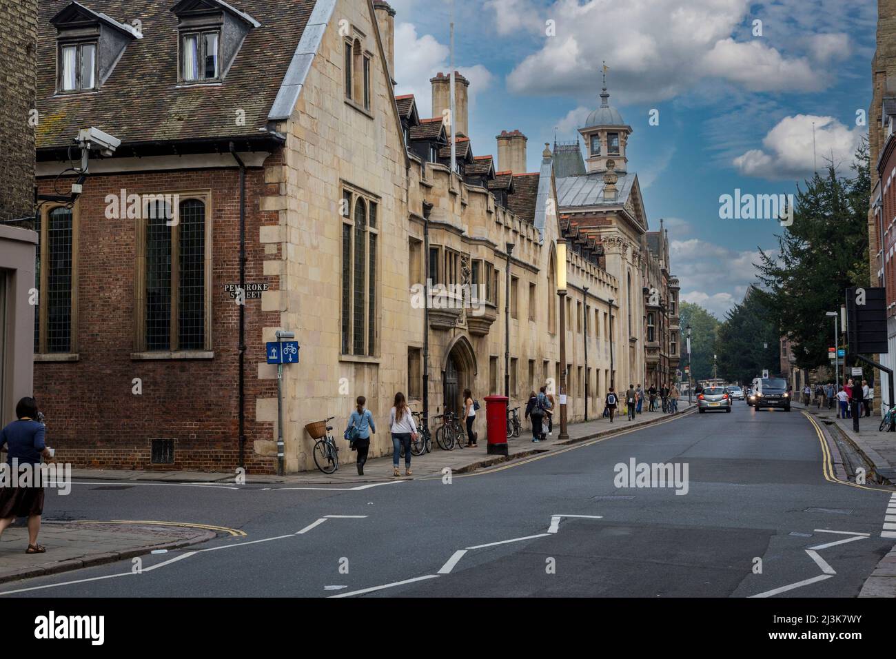 Reino Unido, Inglaterra, Cambridge. Pembroke, Trumpington Street. Cámara de seguridad en la parte superior izquierda. Foto de stock