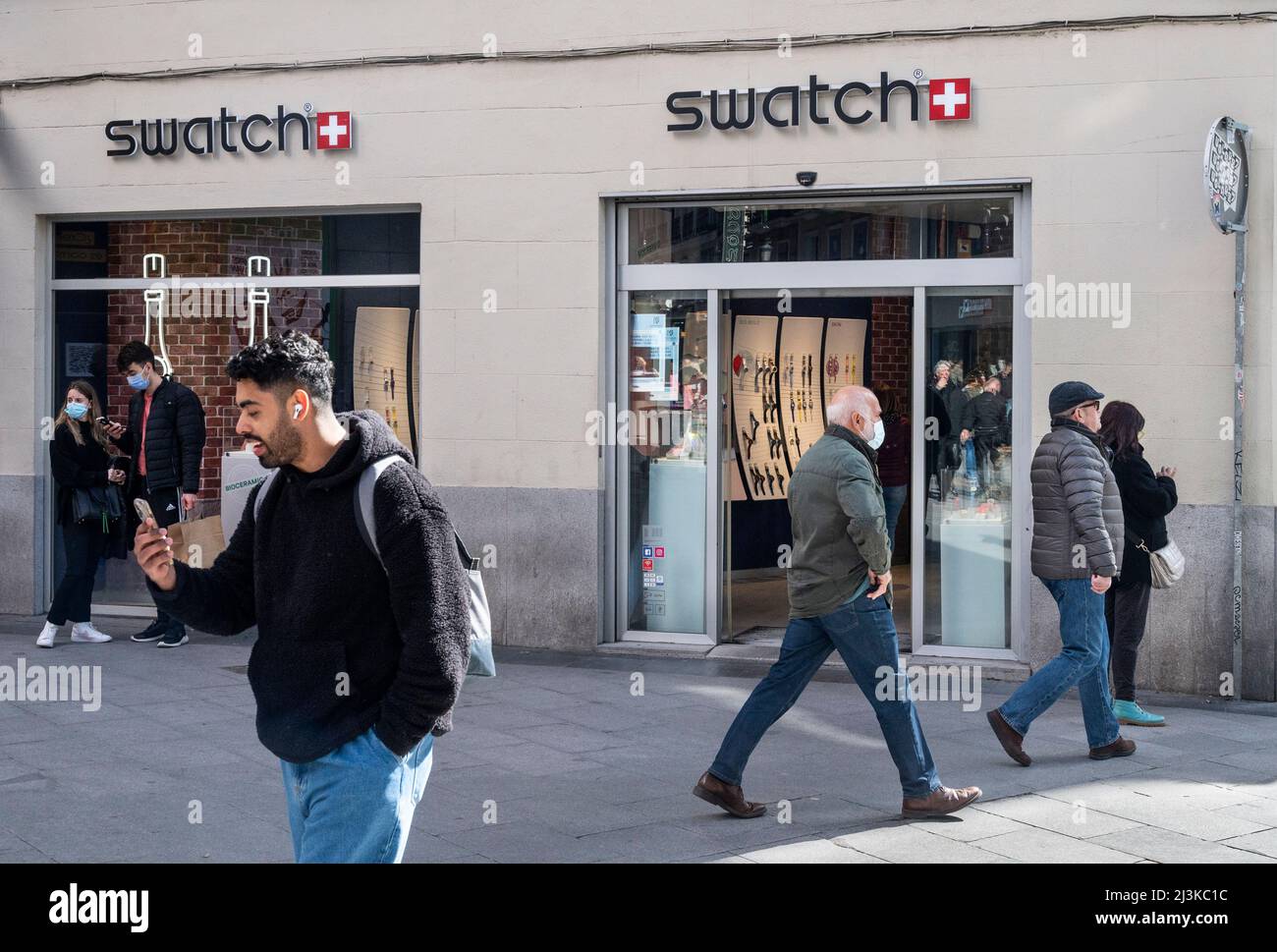Madrid, España. 5th Mar, 2022. Los peatones pasan por delante de la tienda  de la marca Swatch, multinacional suiza, en España. (Imagen de crédito: ©  Xavi Lopez/SOPA Images via ZUMA Press Wire