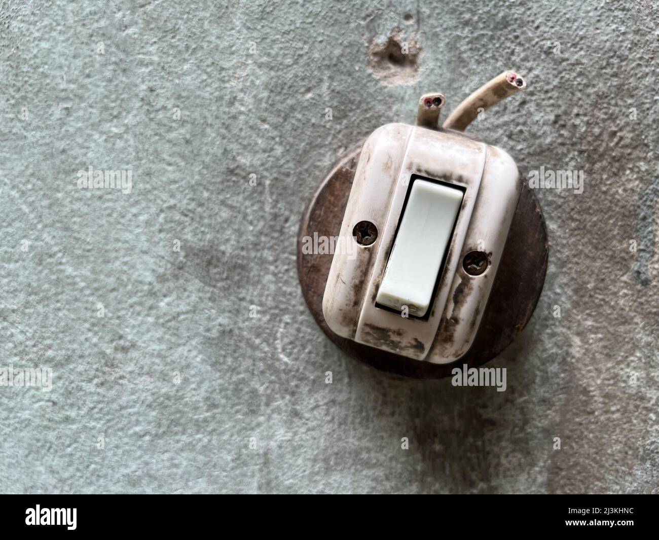Interruptor de alimentación de luz antiguo con juego de cables electrónicos  de ruptura en la pared Fotografía de stock - Alamy