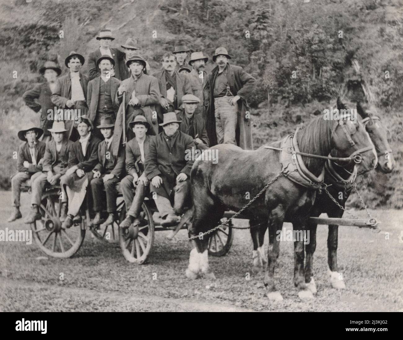 hombres-viajando-en-carro-tirado-por-caballos-en-el-valle-de-tweed-en-el-norte-de-nueva-gales-del-sur-australia-a-finales-de-1800-principios-de-1900-2j3kjg2.jpg
