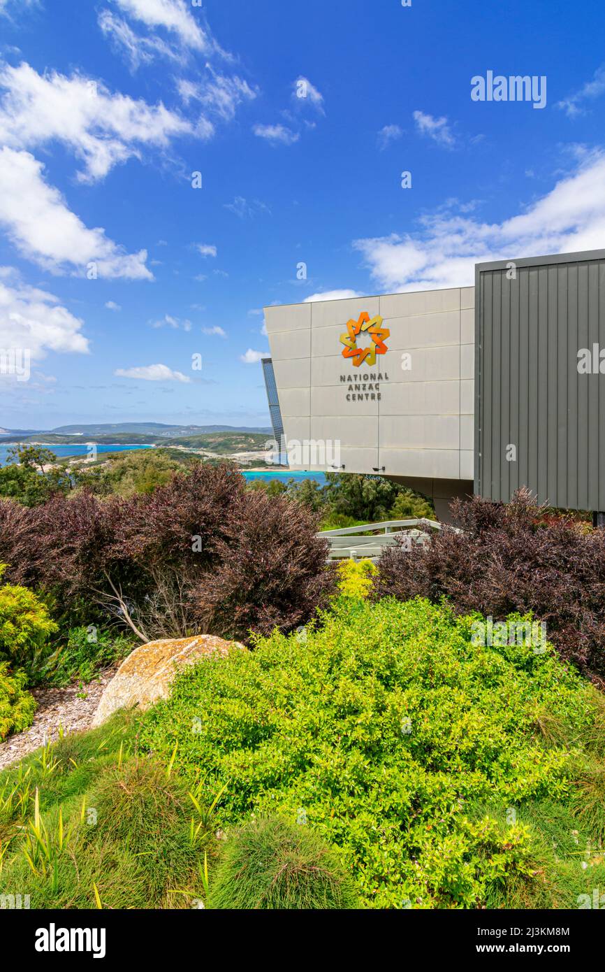 National Anzac Center, un moderno museo que conmemora A LOS ANZACS de la Primera Guerra Mundial, con vistas al King George Sound, Albany, Australia Occidental, Australia Foto de stock