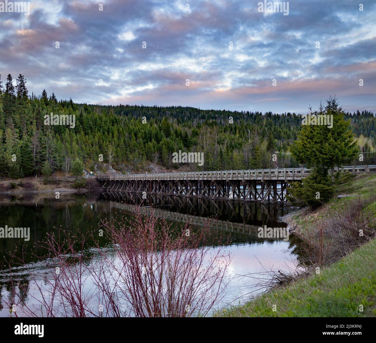 Puente de carretera que pasa sobre el agua en Interior BC, Canadá; probable, British Columbia, Canadá Foto de stock