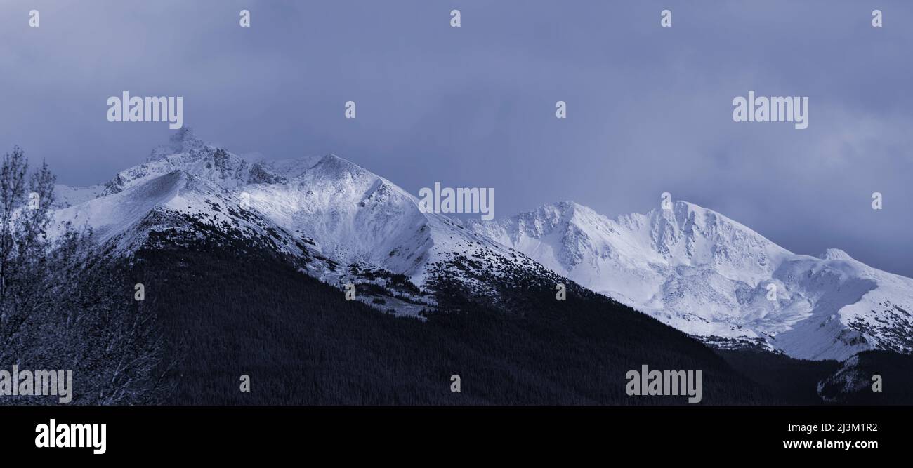 Escarpadas montañas y picos nevados de las montañas Hazelton en BC, Canadá; British Columbia, Canadá Foto de stock