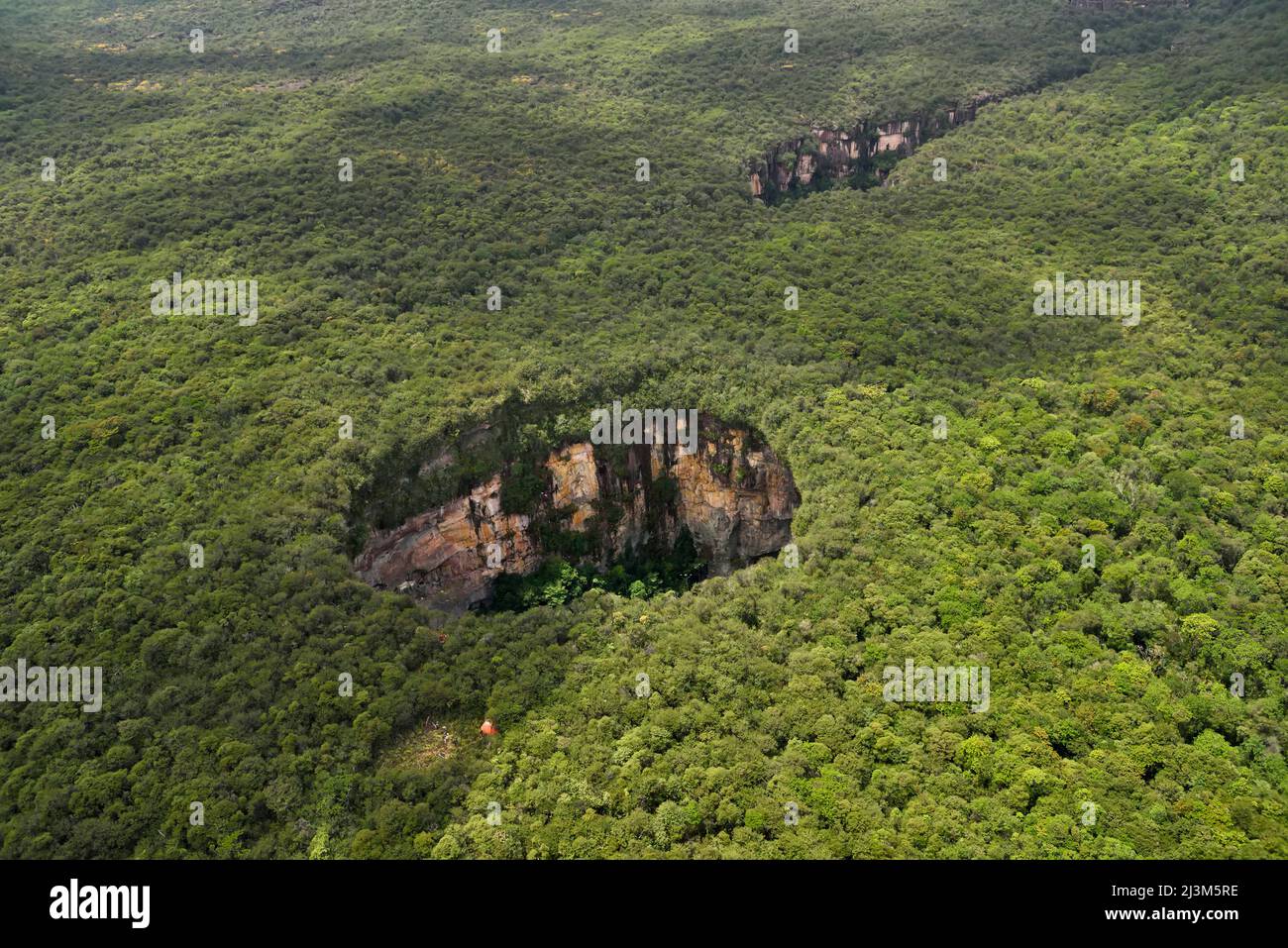 Vista aérea de Sima Menore en Sarisarinama Tepui; Gran Sabana, Venezuela. Foto de stock