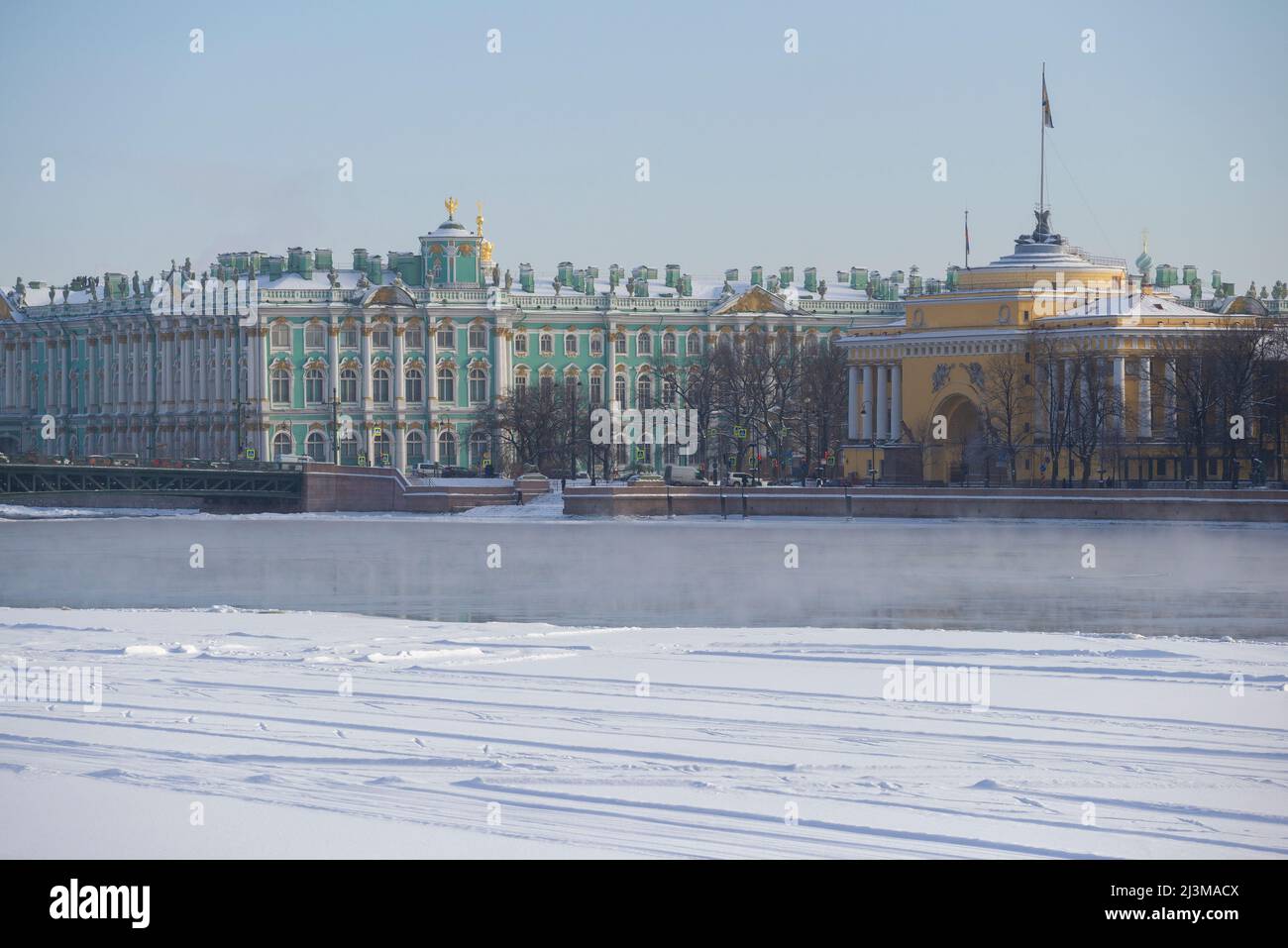 SAN PETERSBURGO, RUSIA - 15 DE FEBRERO de 2021: Palacio de Invierno y Almirantazgo en el paisaje urbano en la mañana de febrero Foto de stock
