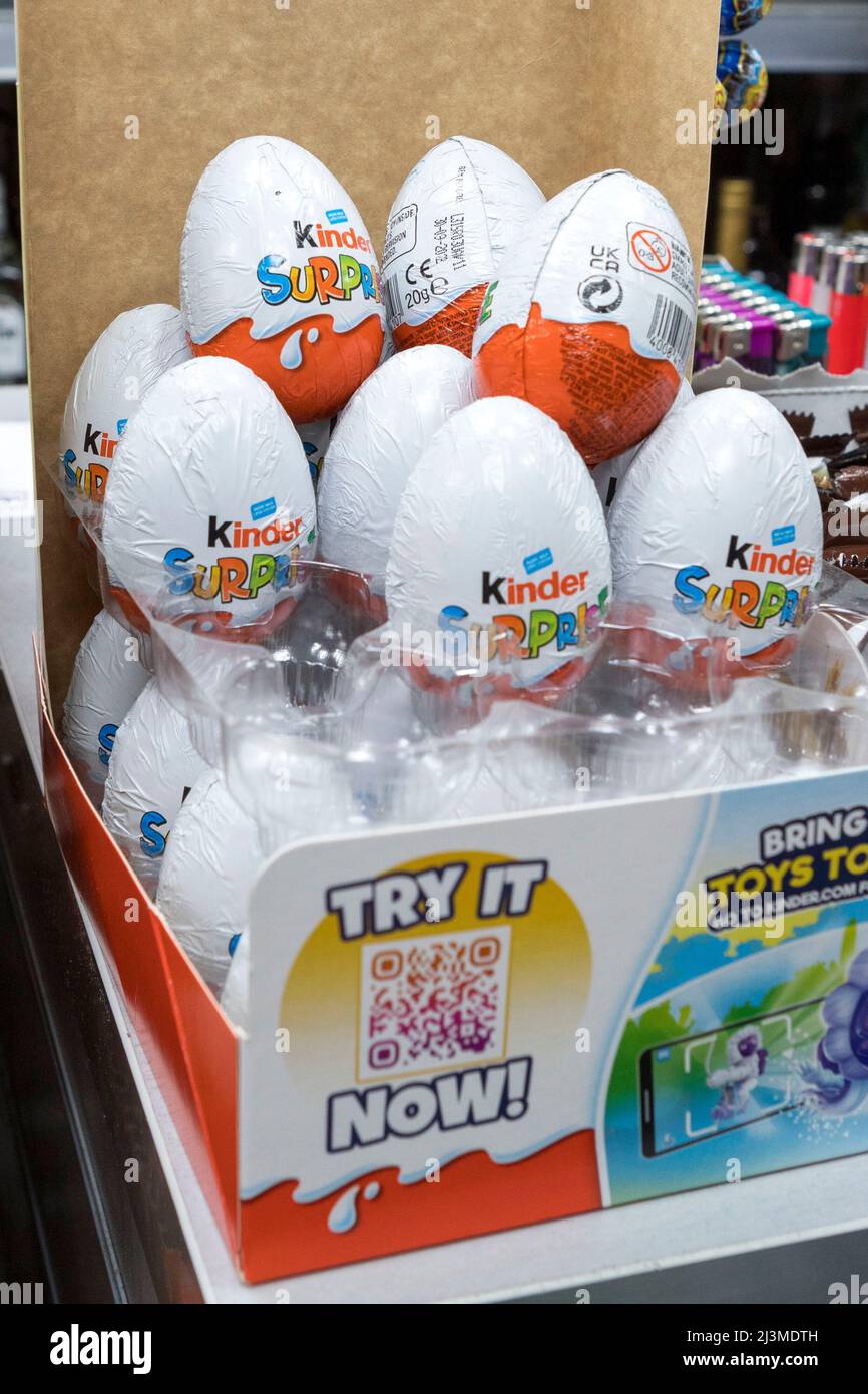 Una pequeña cantidad de huevos sorpresa Kinder 20g con fecha de caducidad  del 2022 de septiembre se ven todavía abastecidos en la tienda local  conveniente. Imágenes capturadas en 6th Apri Fotografía de