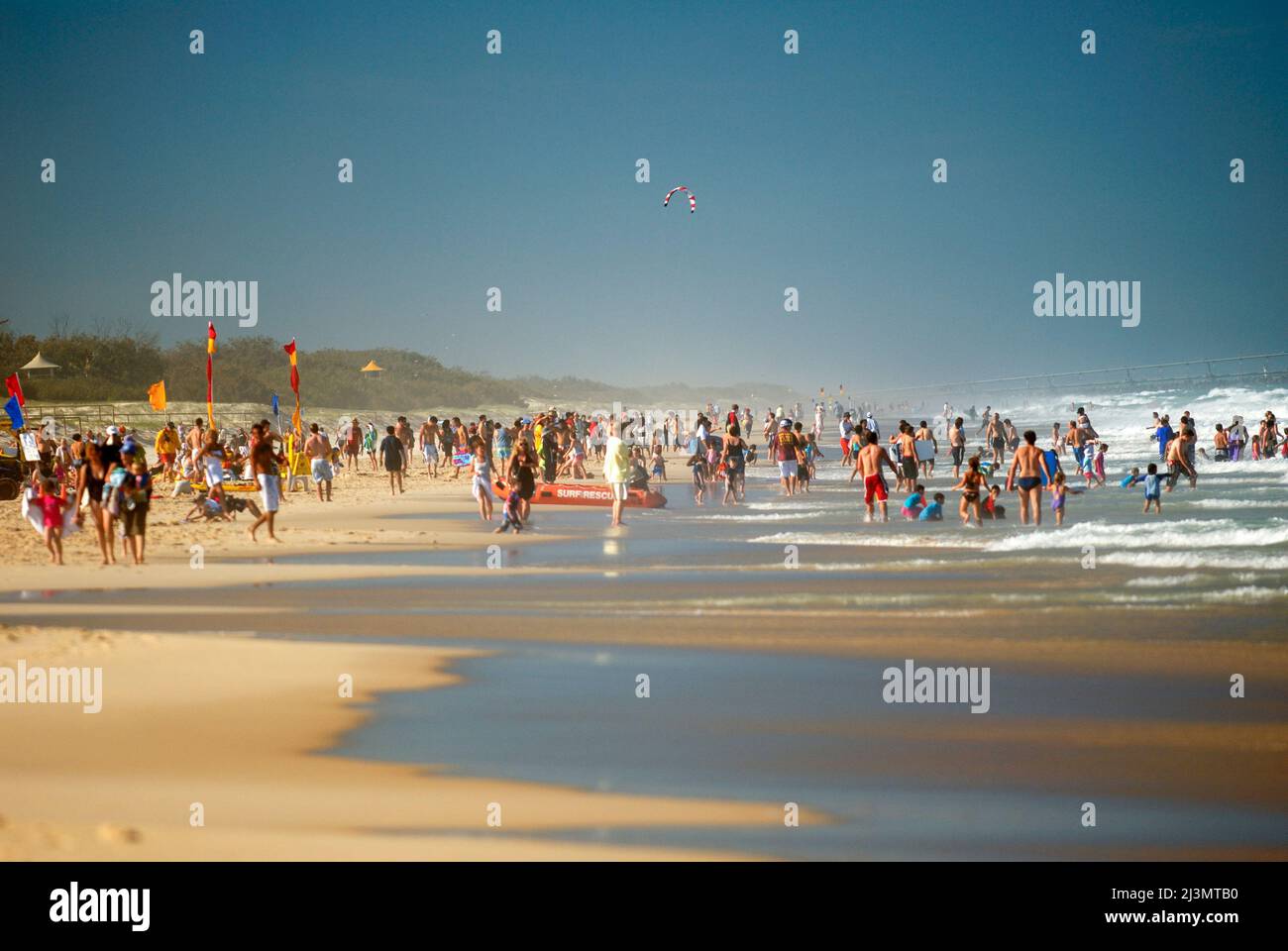 Multitud en la playa de Main Beach, un popular destino de vacaciones. Foto de stock