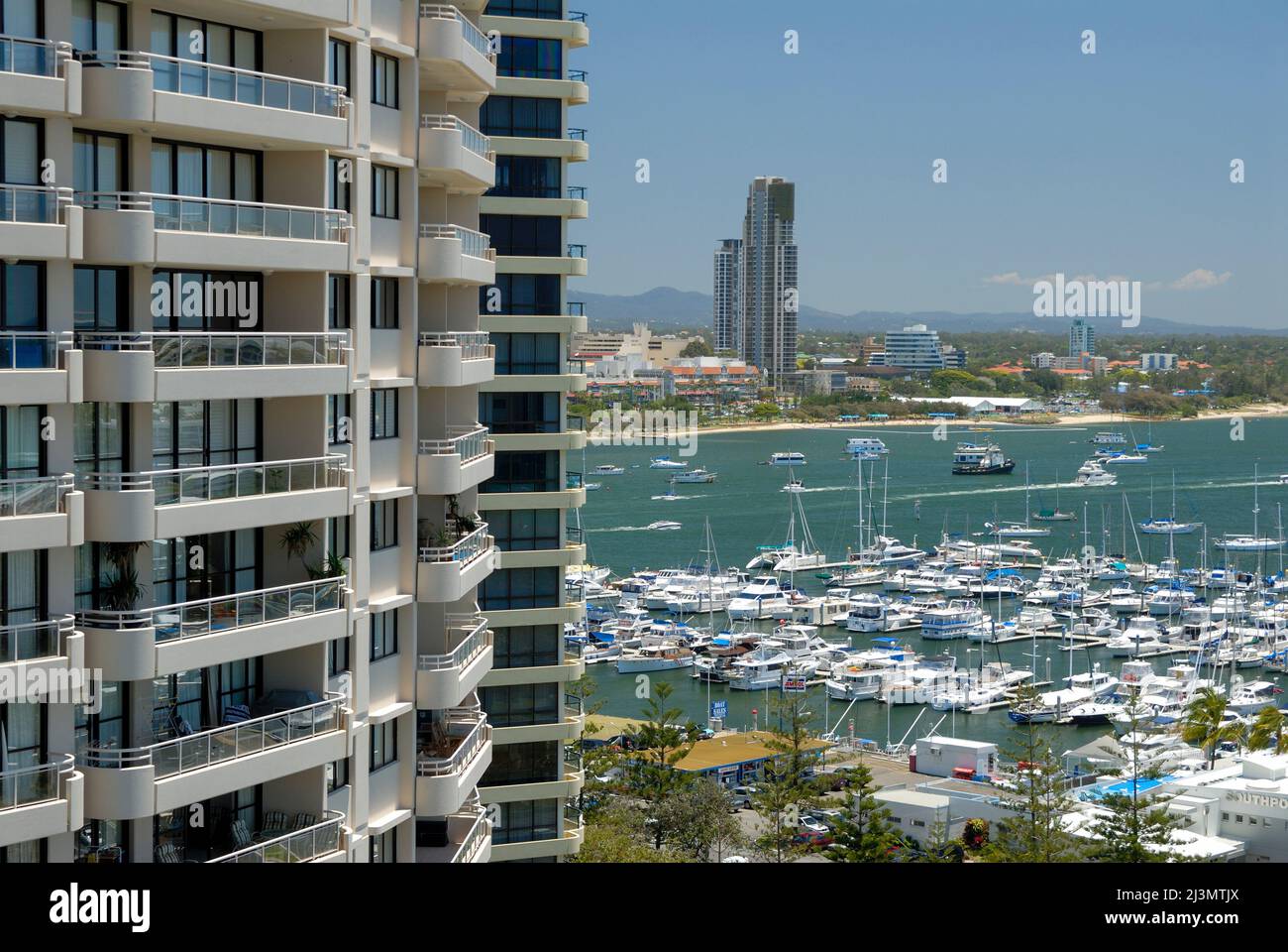 Edificios de apartamentos de gran altura en la Costa de Oro con el Broadwater y los barcos más allá. Foto de stock