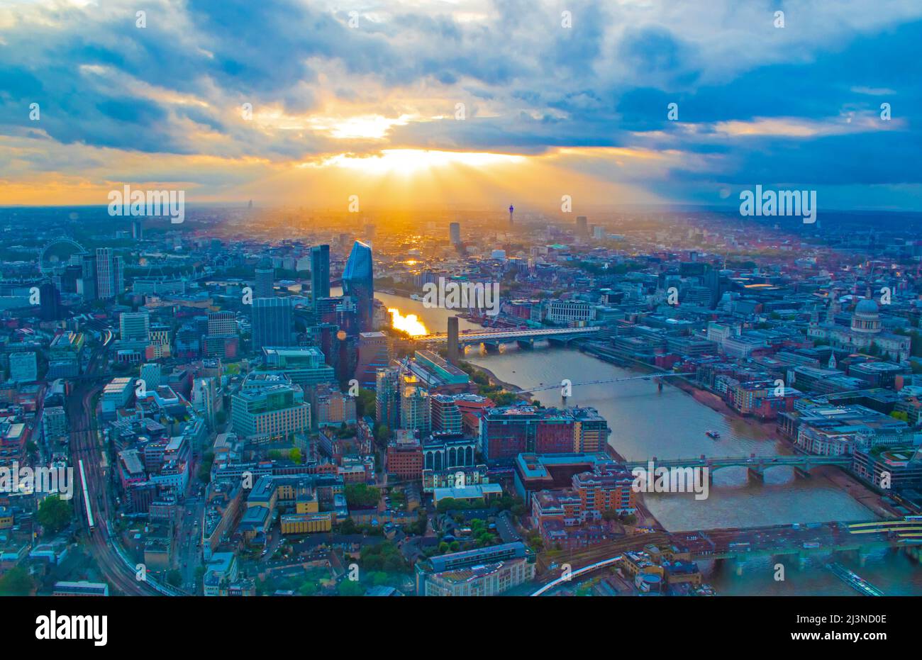 Vista desde el Shard mirando hacia el oeste en la puesta de sol. Londres, Reino Unido.Foto tomada el 7th 2021 de agosto Foto de stock