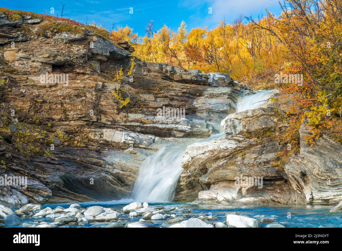 Rakkasjohka en la temporada de otoño con hermosos colores y agua clara, Björkliden, Laponia sueca, Suecia Foto de stock