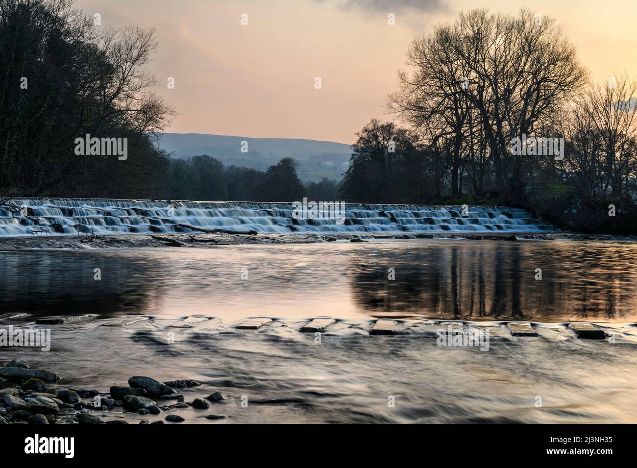Paisaje rural escénico (agua que fluye sobre escalones de paso, paso de piedras cruzando el lugar) - Río Wharfe, Burley en Wharfedale, Yorkshire, Inglaterra, Reino Unido. Foto de stock