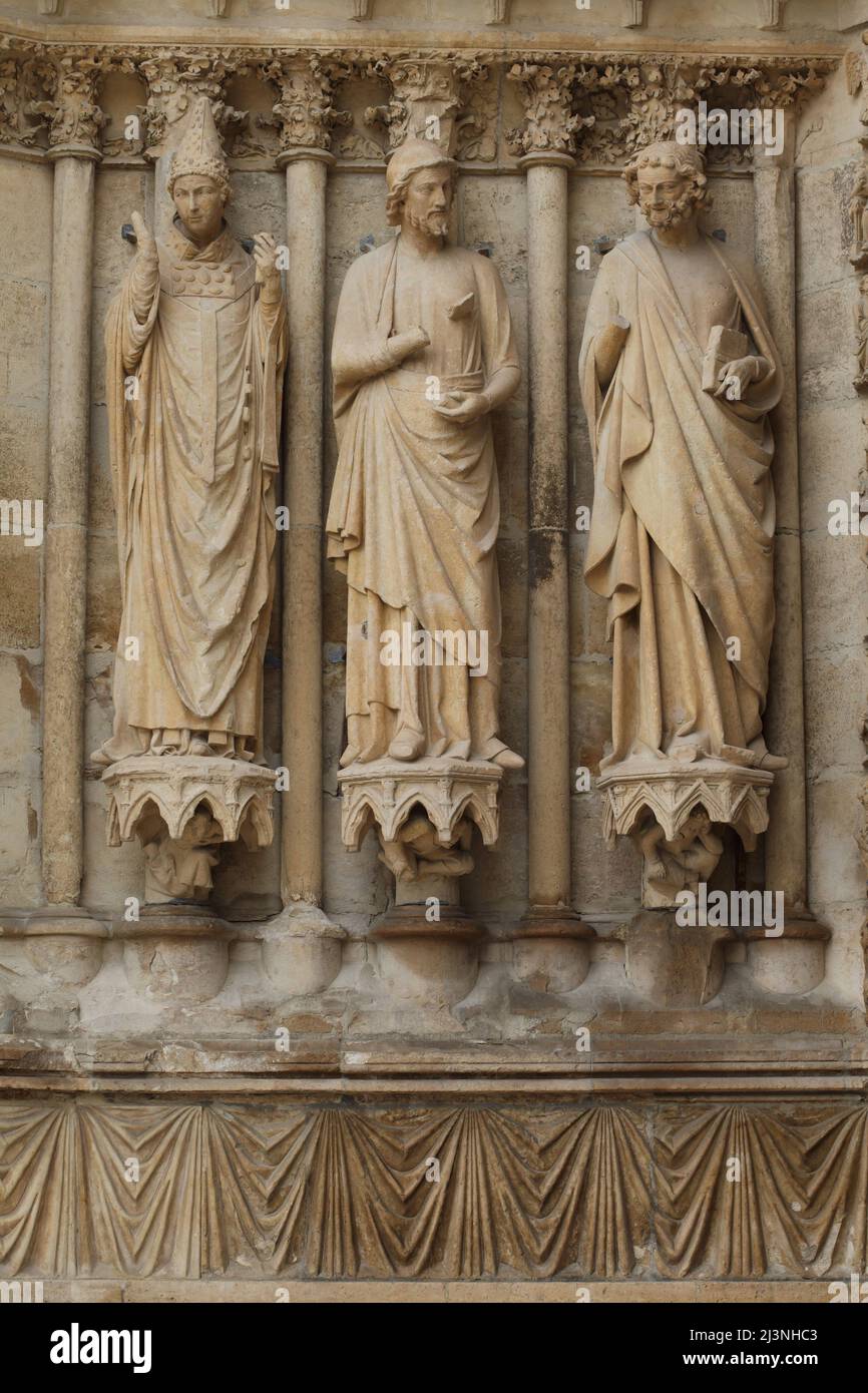 El Papa Callixtus I (izquierda) y dos apóstoles representados de izquierda a derecha en el portal sur de la fachada oeste de la Catedral de Reims (Cathédrale Notre-Dame de Reims) en Reims, Francia. Las estatuas góticas del lado izquierdo del portal sur datan de 1252. Foto de stock