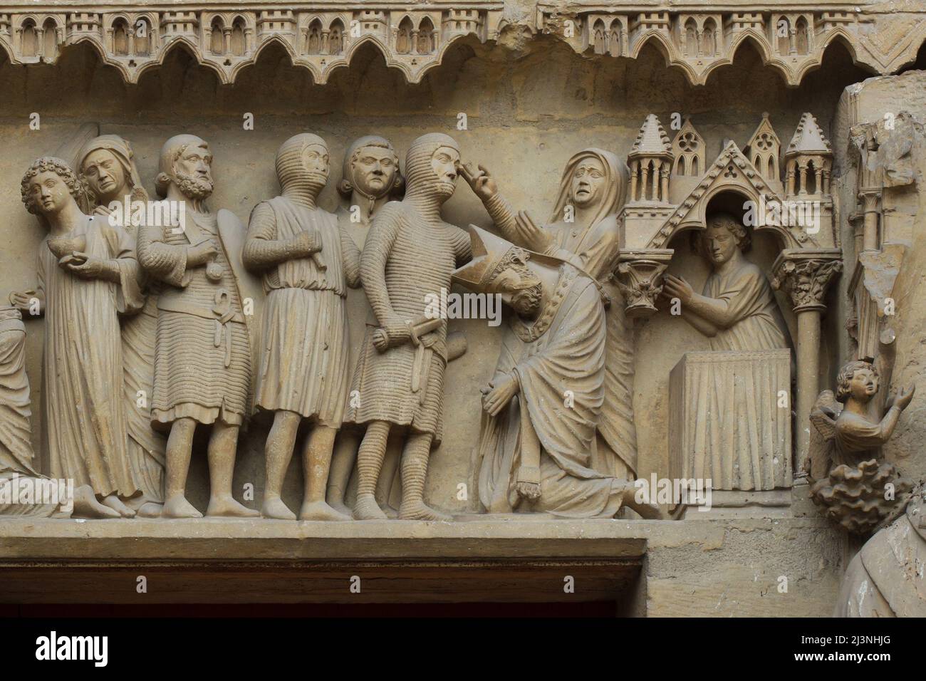 Decapitación de San Nicasio de Reims representado en el tímpano del portal central de la fachada norte de la Catedral de Reims (Cathédrale Notre-Dame de Reims) en Reims, Francia. Foto de stock