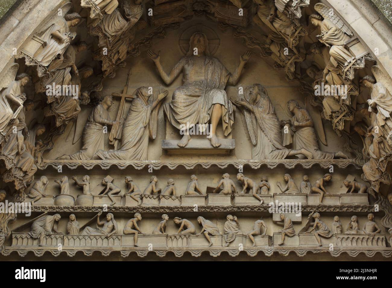 Resurrección de los Muertos durante el Juicio Final representado en el tímpano del portal izquierdo de la fachada norte de la Catedral de Reims (Cathédrale Notre-Dame de Reims) en Reims, Francia. Foto de stock