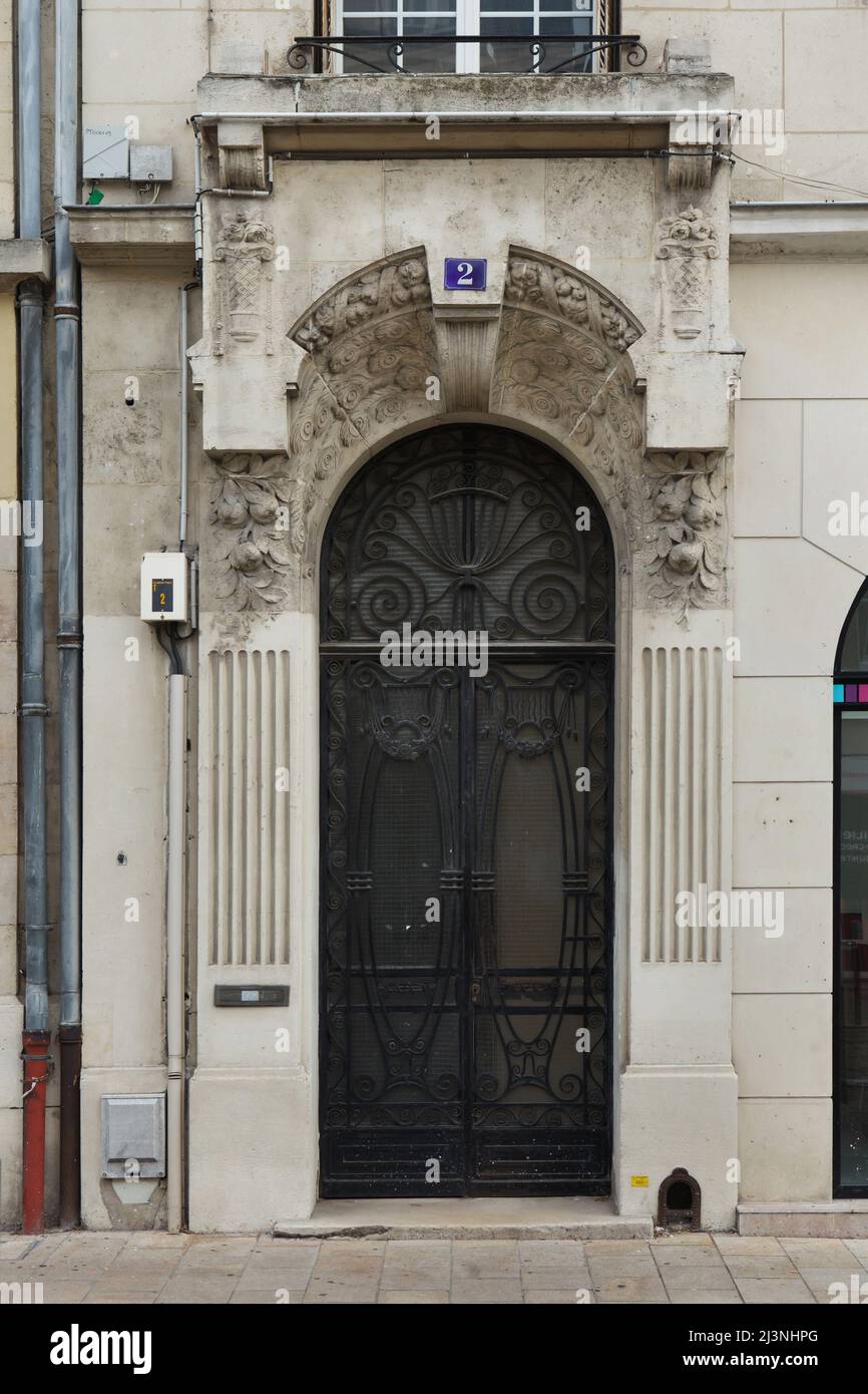 Entrada al edificio del banco diseñado por el arquitecto francés Ouvière Constant (1922) en Reims, Francia. El edificio fue construido en la esquina de Rue Carnot y Cours Langlet en el lugar del edificio del banco anterior destruido durante la Primera Guerra Mundial. Foto de stock