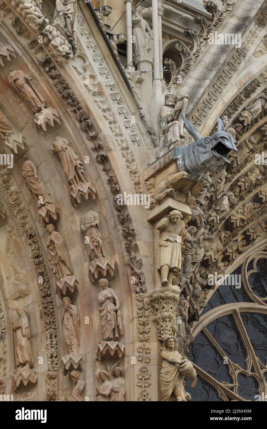 Gárgolas en forma de rinoceronte en la fachada oeste de la Catedral de Reims (Cathédrale Notre-Dame de Reims) en Reims, Francia. Foto de stock