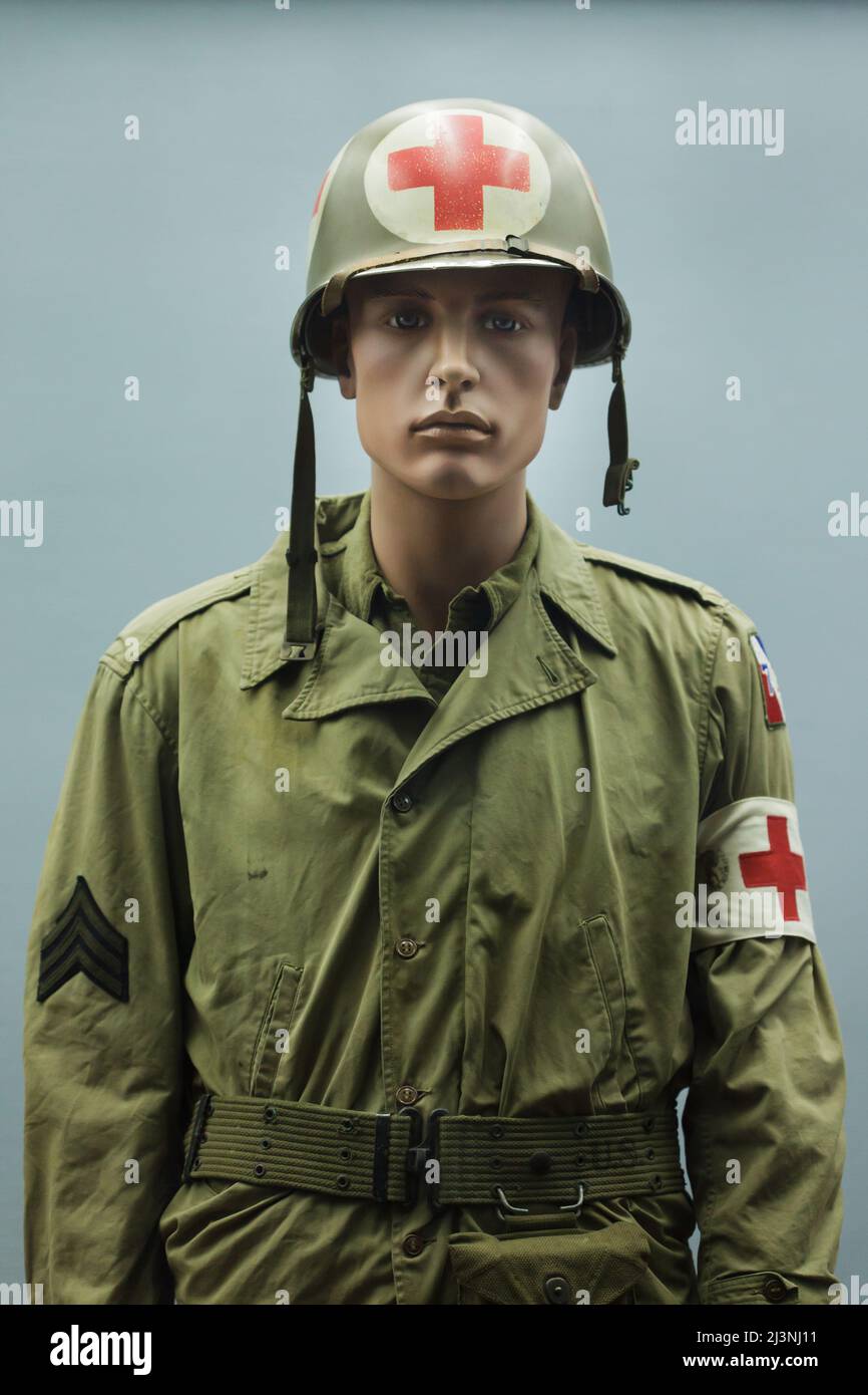 Maniquí masculino vestido como enfermera de la División de Infantería del Ejército de los Estados Unidos de 75th sirvió en 1945 en Reims en exhibición en el Museo de la Rendición (Musée de la Reddition) en Reims, Francia. Casco Foto de stock