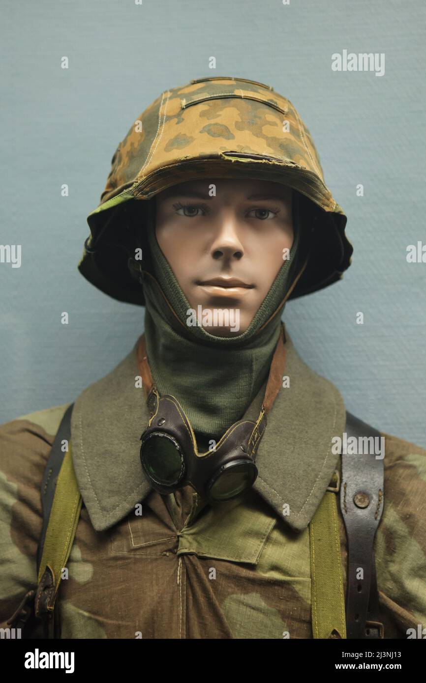 Maniquí macho vestido como un soldado de la División Panzer de las SS de 9th 'Hohenstaufen' servido en diciembre de 1944 en Bastogne, Bélgica, en exhibición en el Museo de la Rendición (Musée de la Reddition) en Reims, Francia. Foto de stock