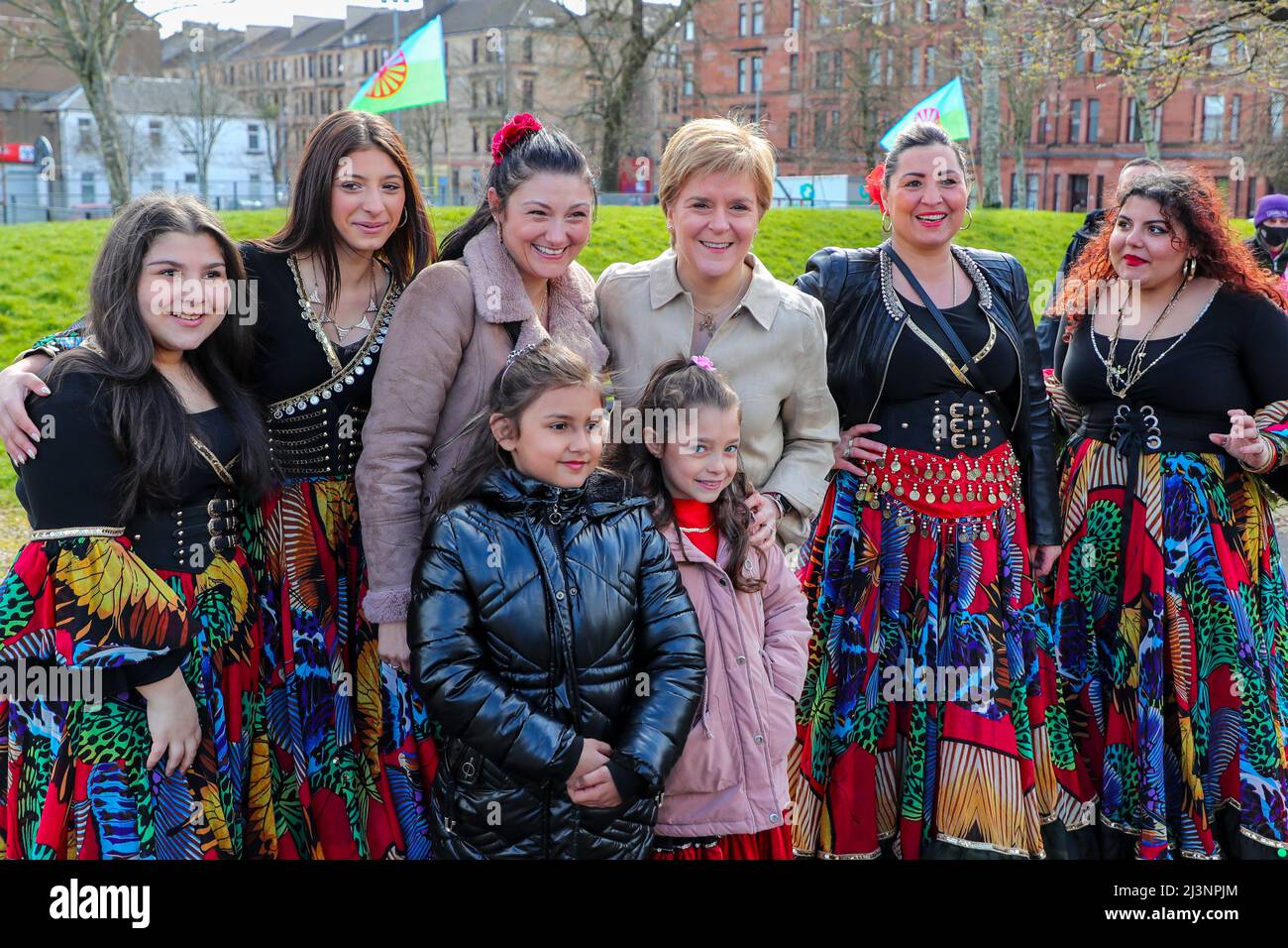 Glasgow, Reino Unido. 09th de Abr de 2022. NICOLA STURGEON, MSP, Primer Ministro de Escocia, (SNP) inauguró las celebraciones del Día Internacional de los Romaníes con el grupo comunitario 'Amigos de Romano Vanii', en Govanhill Park, Glasgow. Alrededor de 200 miembros de la comunidad romaní y residentes locales asistieron al parque y fueron recibidos por el Primer Ministro, incluido el bebé JOSEPH COLLINS, al que se le dio un saludo personal. Crédito: Findlay/Alamy Live News Foto de stock