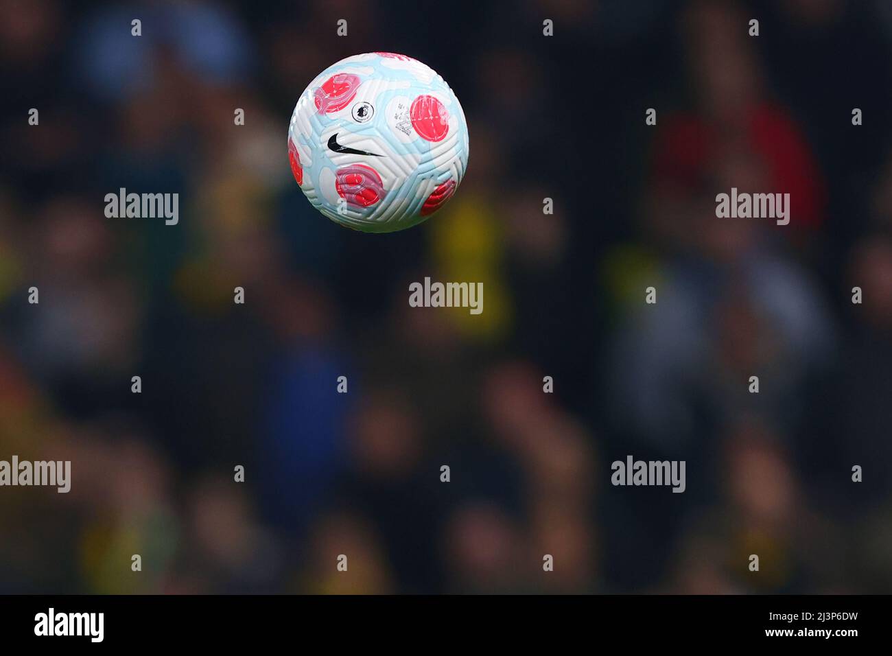 El tercer balón oficial de la Premier League de la temporada 2021/22, el  Nike Flight AerowSculpt - Norwich City contra Chelsea, Premier League,  Carrow Road, Norwich, Reino Unido - 10th de marzo