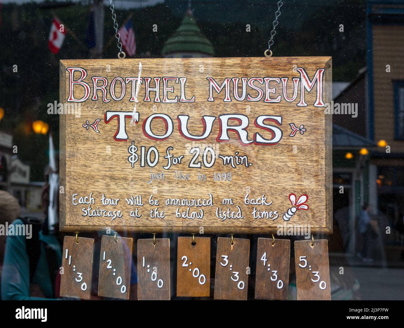 Cartel de la excursión del Museo del Brotel Colgante dentro de la ventana del Salón de Onión Rojo Skagway Alaska Foto de stock