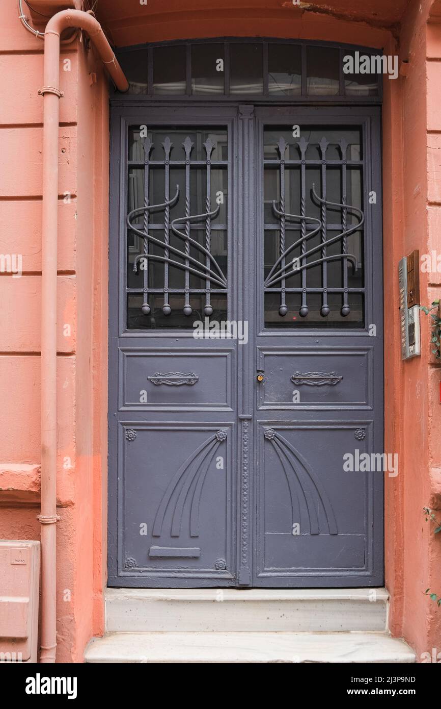 antigua puerta cerrada de color muy peri en un antiguo edificio de época. diseño de entrada, estilo urbano. arquitectura tradicional. Foto de stock