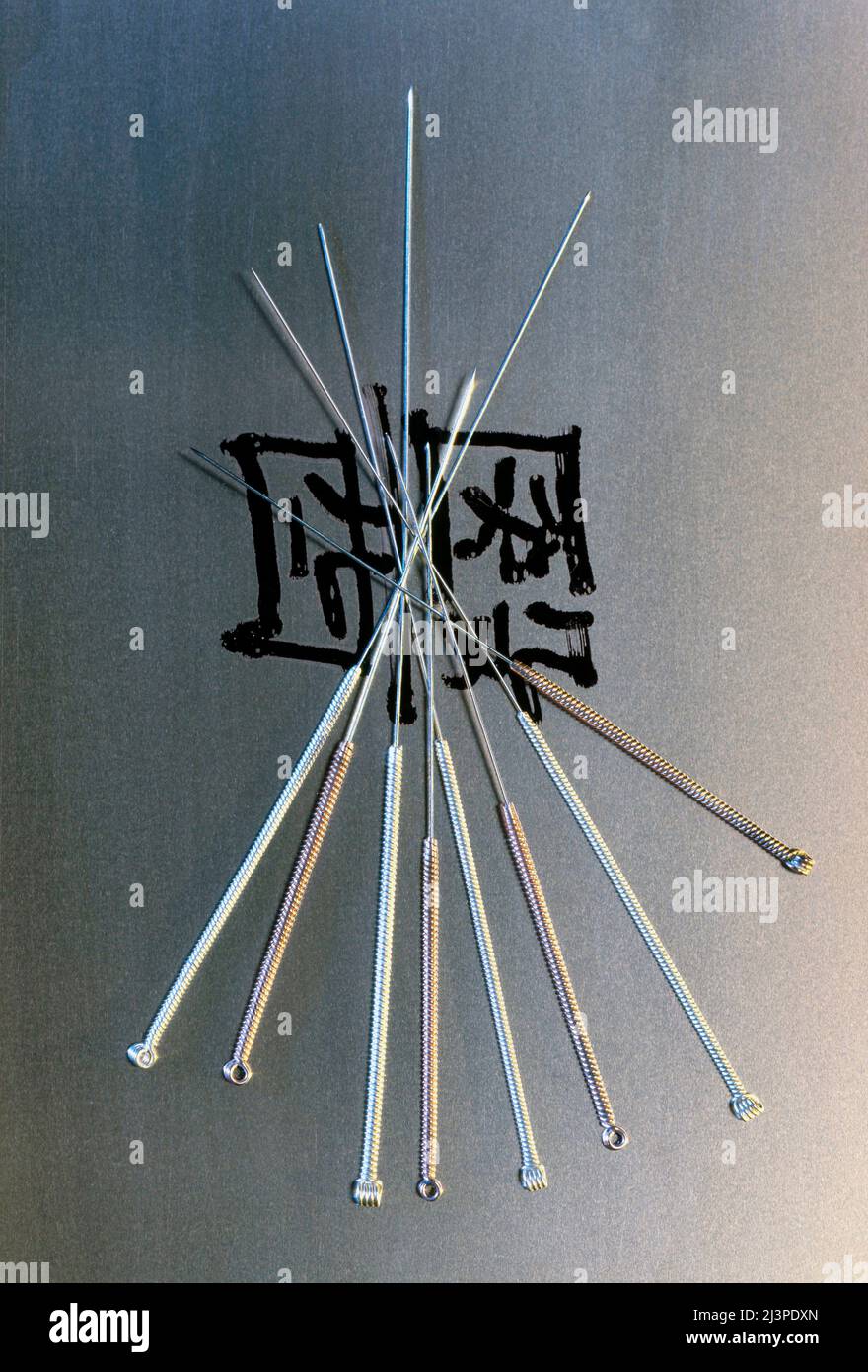 Agujas de acupuntura con caracteres chinos Foto de stock