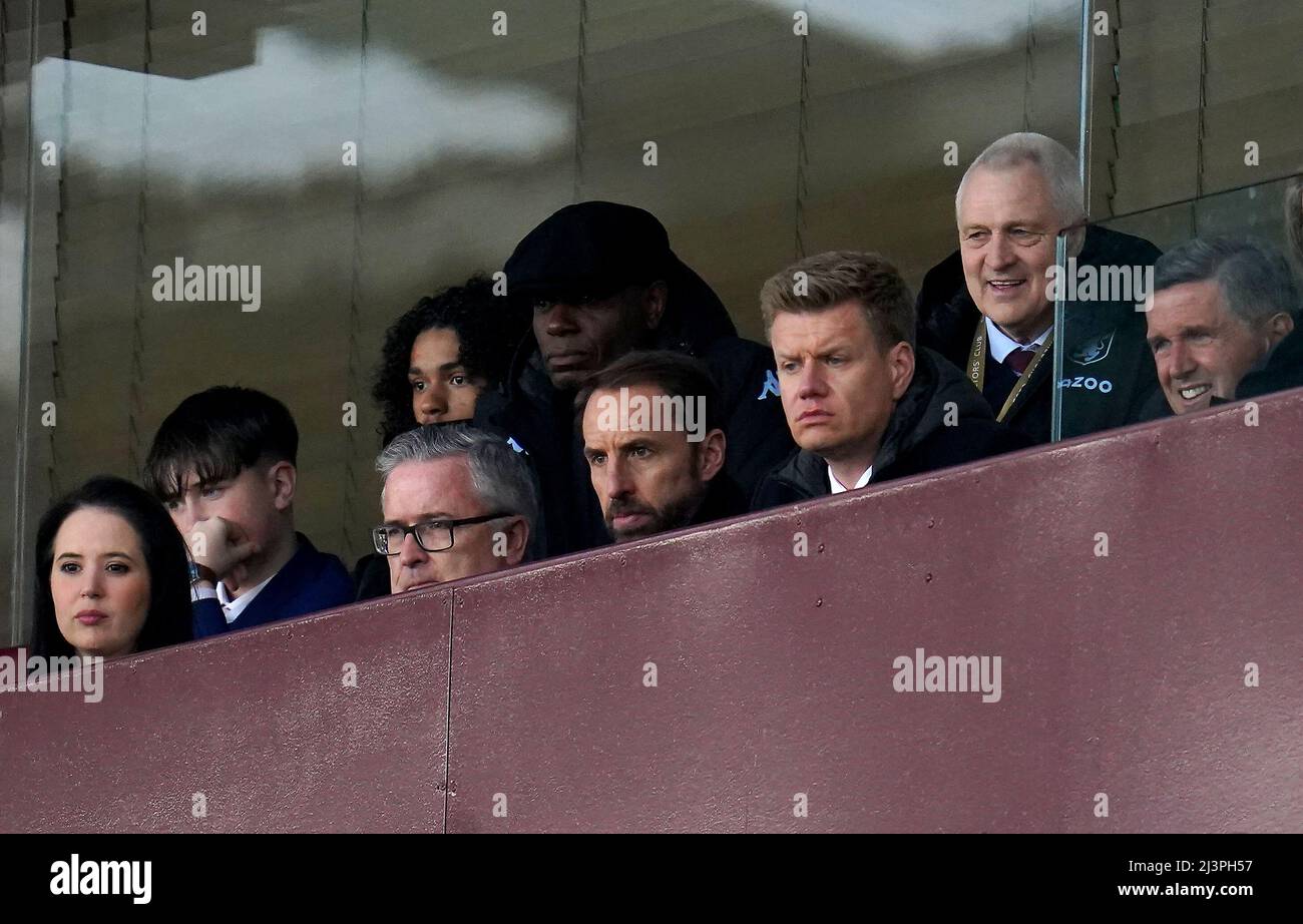 El gerente de Inglaterra, Gareth Southgate (centro), el presidente de Aston Villa, Christian Purslow (derecha), el ex jugador Brian Little (segunda a la derecha) y el actor de televisión Ian Taylor (centro) durante el partido de la Premier League en Villa Park, Birmingham. Fecha de la foto: Sábado 9 de abril de 2022. Foto de stock