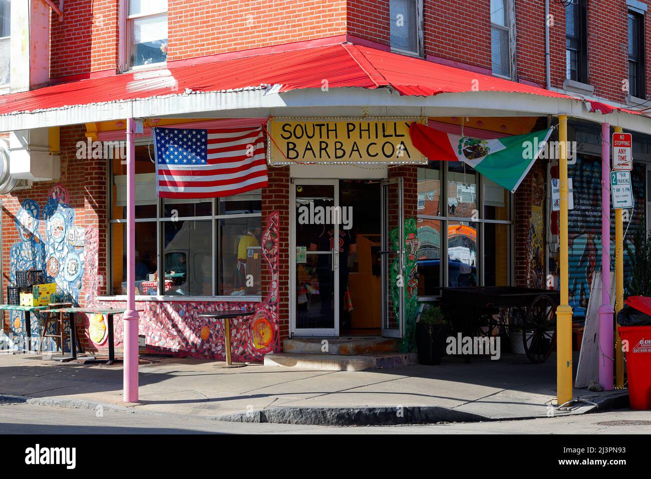 South Philly Barbacoa, 1140 S 9th St, Philadelphia, Pennsylvania. Escaparate exterior de un restaurante mexicano en el mercado italiano. Foto de stock