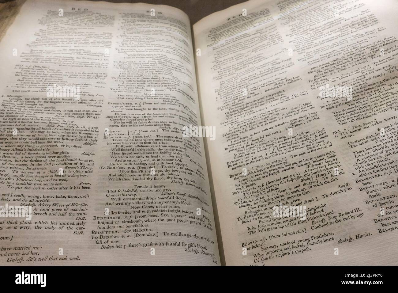 El Diccionario inglés del Dr. Johnson se muestra en su casa en Lichfield, Staffordshire, Inglaterra, Reino Unido Foto de stock