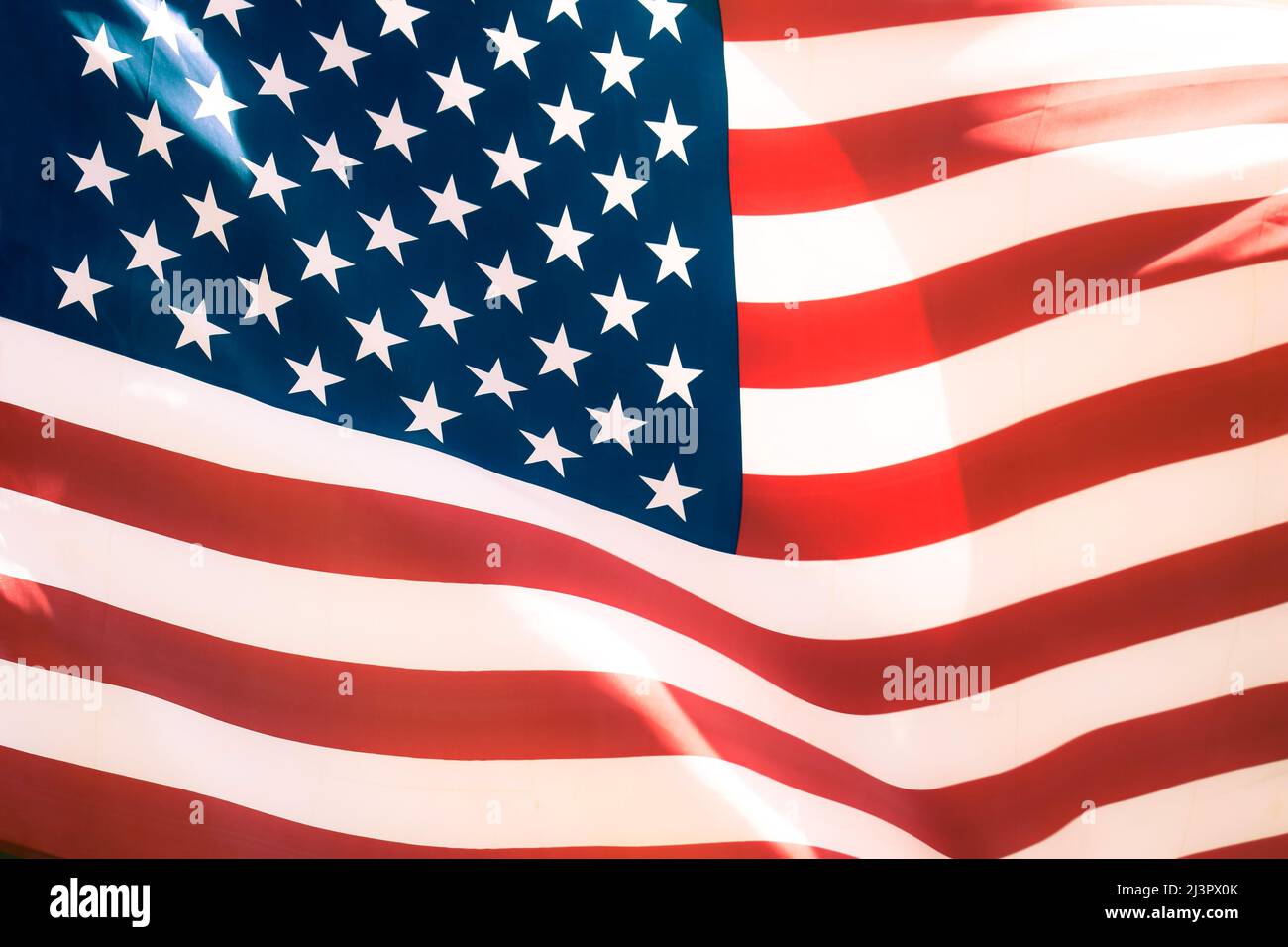 Primer plano en una bandera estadounidense de época ondeando en el viento Foto de stock