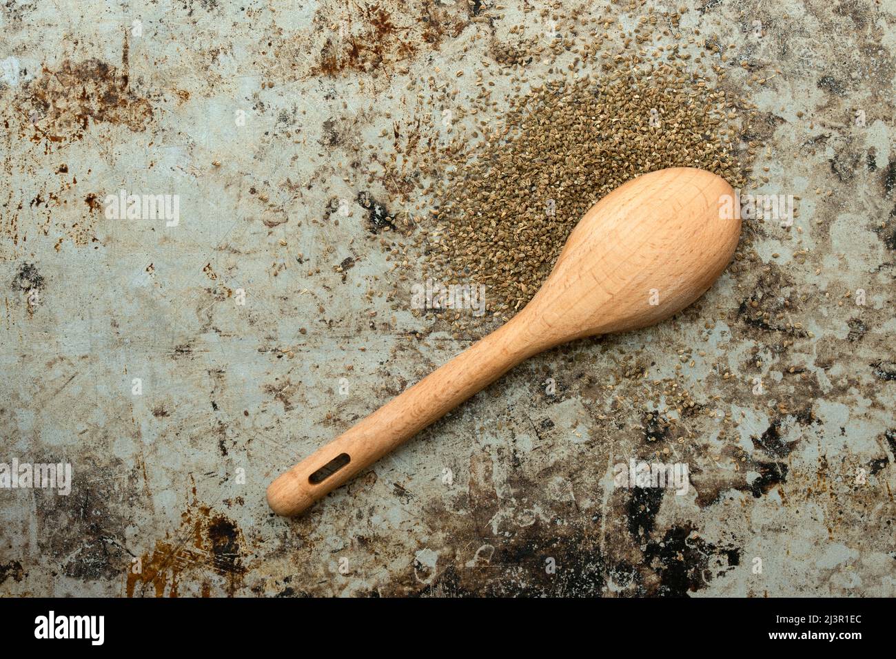 Apio semillas derramadas de una cucharadita Foto de stock