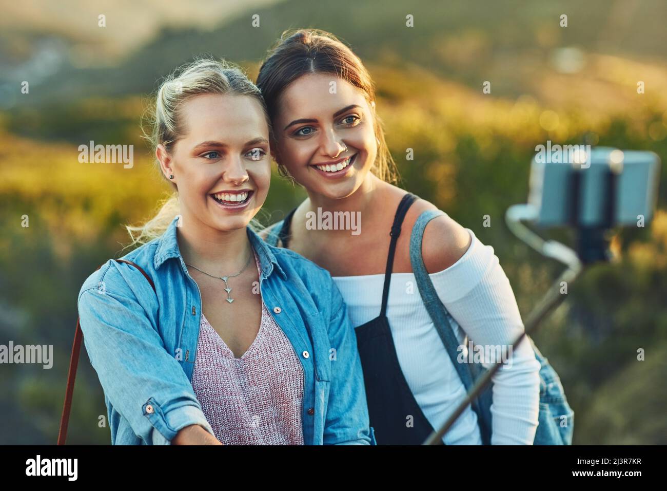 Mujeres amigas paisajes naturales fotografías e imágenes de alta resolución  - Alamy