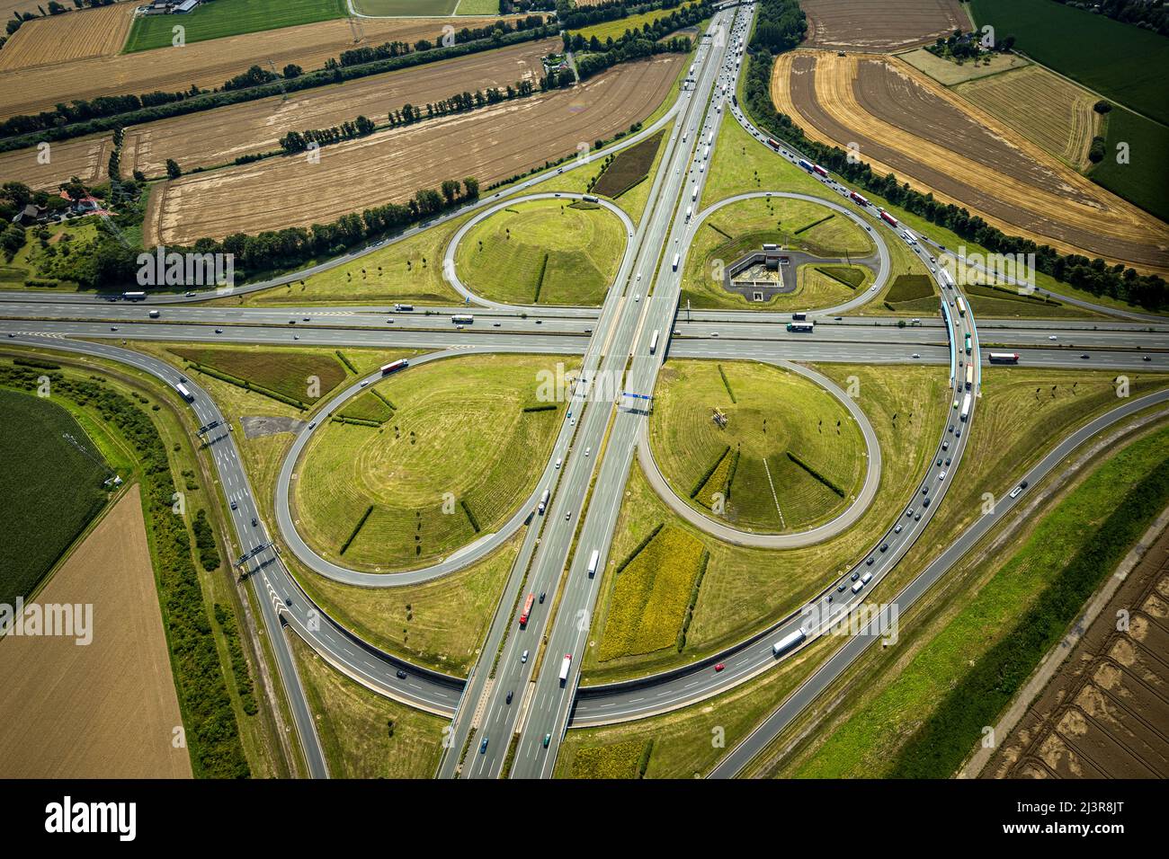 Vista aérea, intersección Kamener con la autopista A1 y la autopista A2, escultura de helicóptero Ángel Amarillo en círculo interior, Kamen, zona de Ruhr, Rin Norte-W Foto de stock