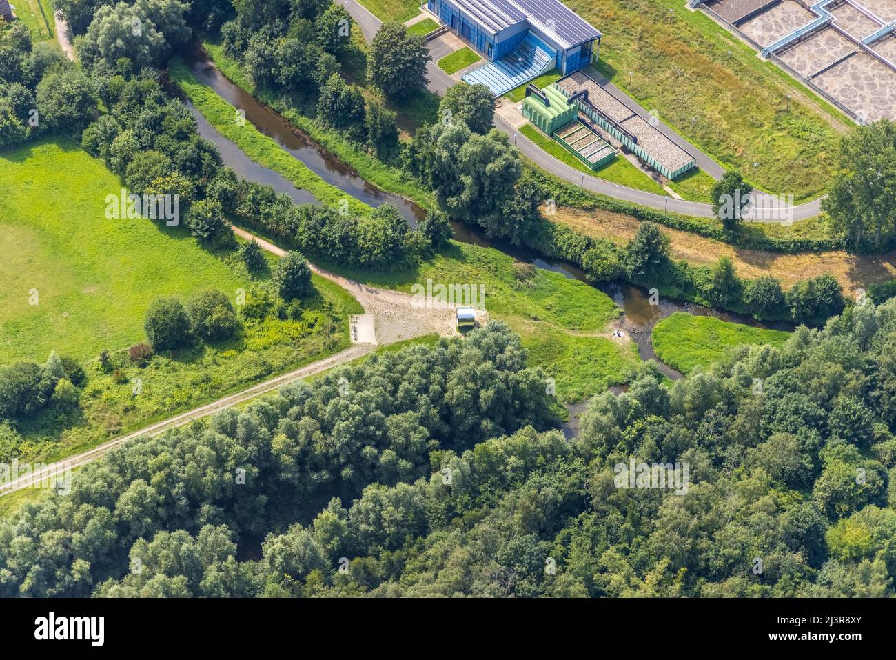 Vista aérea, planta de tratamiento de aguas residuales de Kamen-Körnebach en el distrito Westick de Kamen, región de Ruhr, Renania del Norte-Westfalia, Alemania, Luftbild, Sehenswü Foto de stock