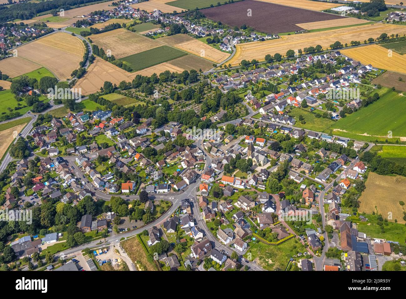 Vista aérea, vista local y la iglesia luterana en el distrito de Methler, Kamen, área de Ruhr, Renania del Norte-Westfalia, Alemania, Lugar de culto, DE, Europ Foto de stock