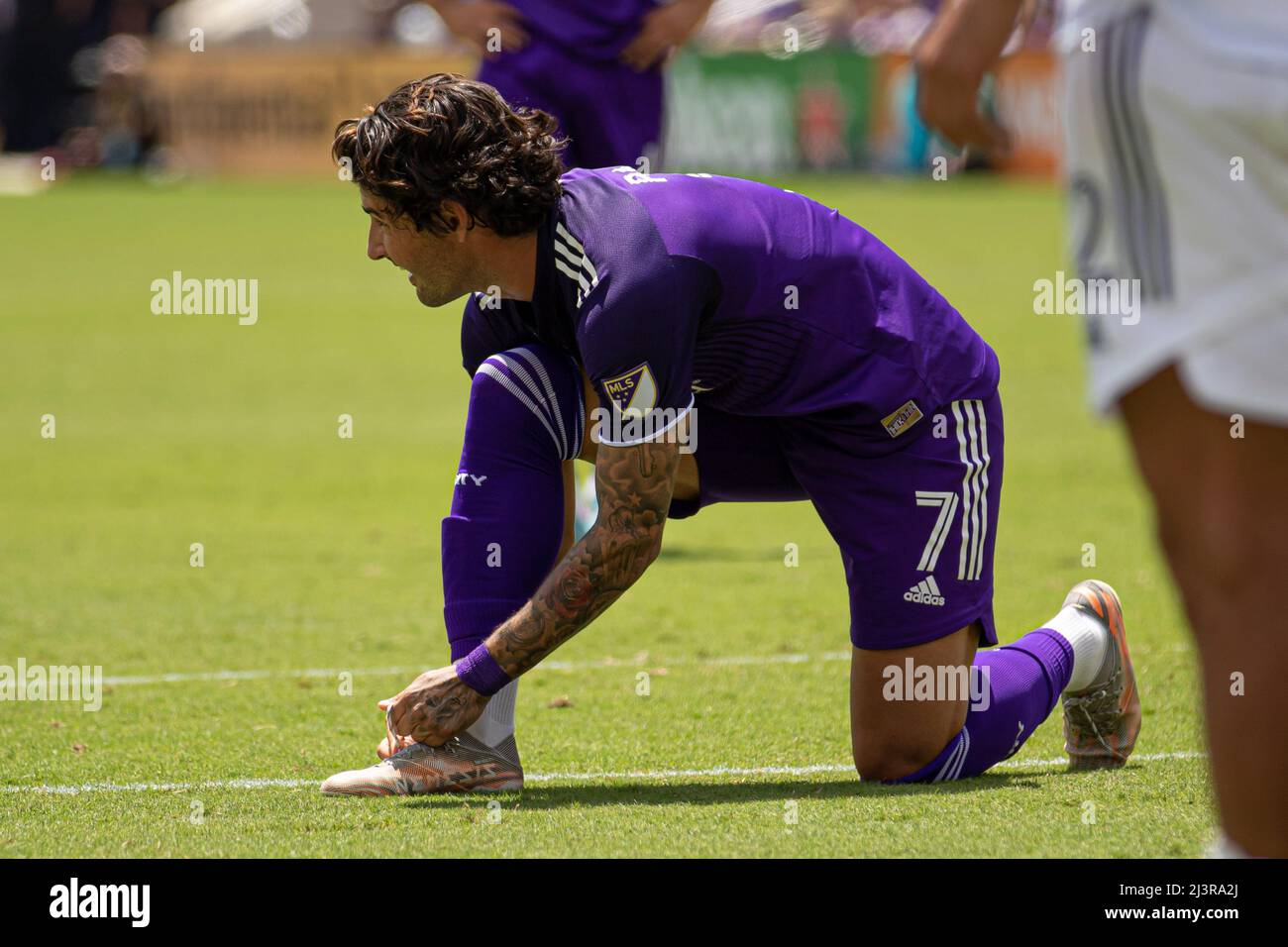 9 de abril de 2022, Orlando, Florida, Estados Unidos: Orlando, Florida, 9th  2022 de abril: Alexandre Pato (7 Orlando City) ata sus zapatos durante el  partido de la Major League Soccer entre