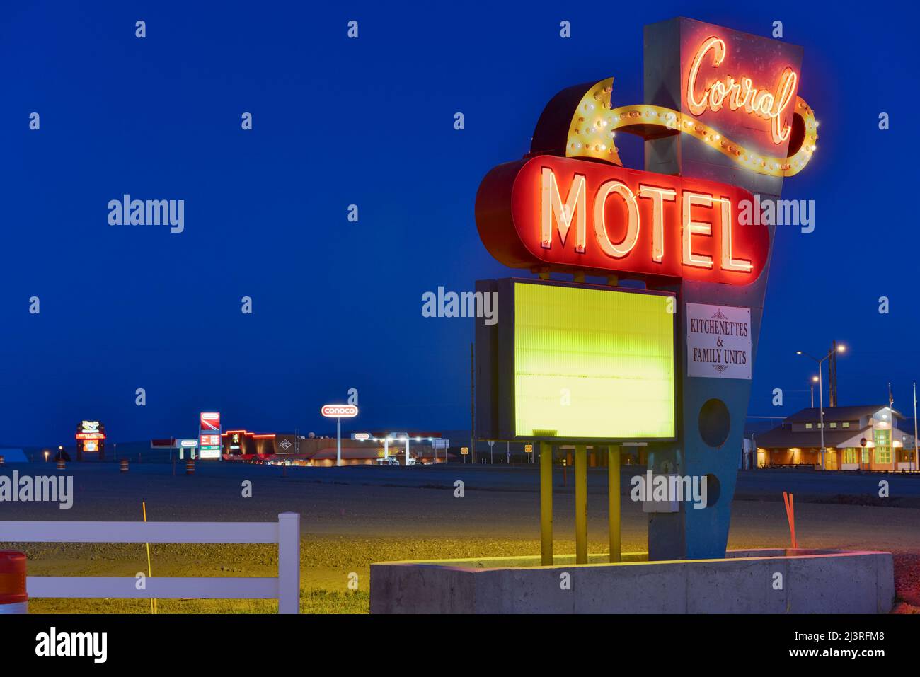 El letrero de neón iluminado por la noche para el Corral Motel en Harlowton, Montana, Estados Unidos Foto de stock