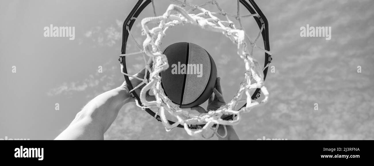 mano y baloncesto. dunk in basket. slam dunk in motion. jugador profesional. Foto de stock