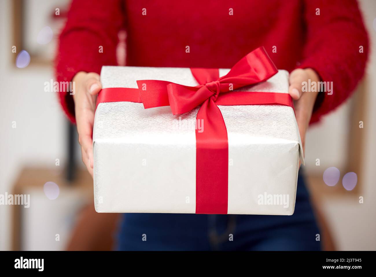 No olvidamos el verdadero significado de la Navidad. Foto de una mujer  irreconocible abriendo regalos durante Navidad en casa Fotografía de stock  - Alamy