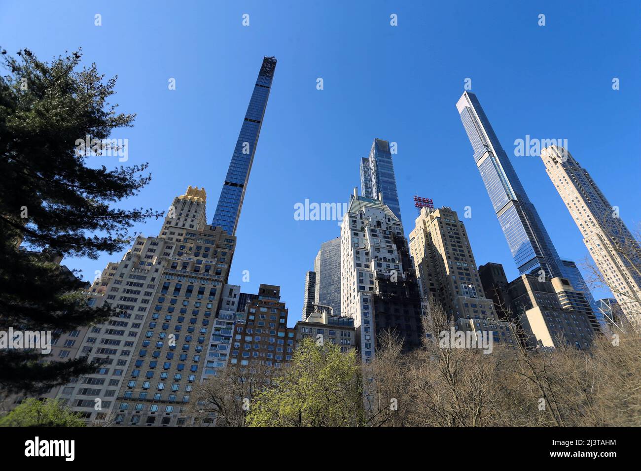 El rascacielos más skinniest del mundo La Torre Steinway está lista para sus primeros residentes en la Ciudad de Nueva York, NY, EE.UU. El 9 de abril de 2022. Steinway Tower, o 111 West 57th Street, tiene una relación altura-anchura de 24:1, lo que la convierte en 'el rascacielos más delgado del mundo', según los desarrolladores. A 1.428 pies, es también uno de los edificios más altos del hemisferio occidental, quedando corto de otros dos en la ciudad de Nueva York: Un World Trade Center a 1.776 pies y Central Park Tower a 1.550 pies. La urbanización Midtown Manhattan incluye 60 apartamentos de 84 pisos que abarcan la torre y los adyacentes Foto de stock