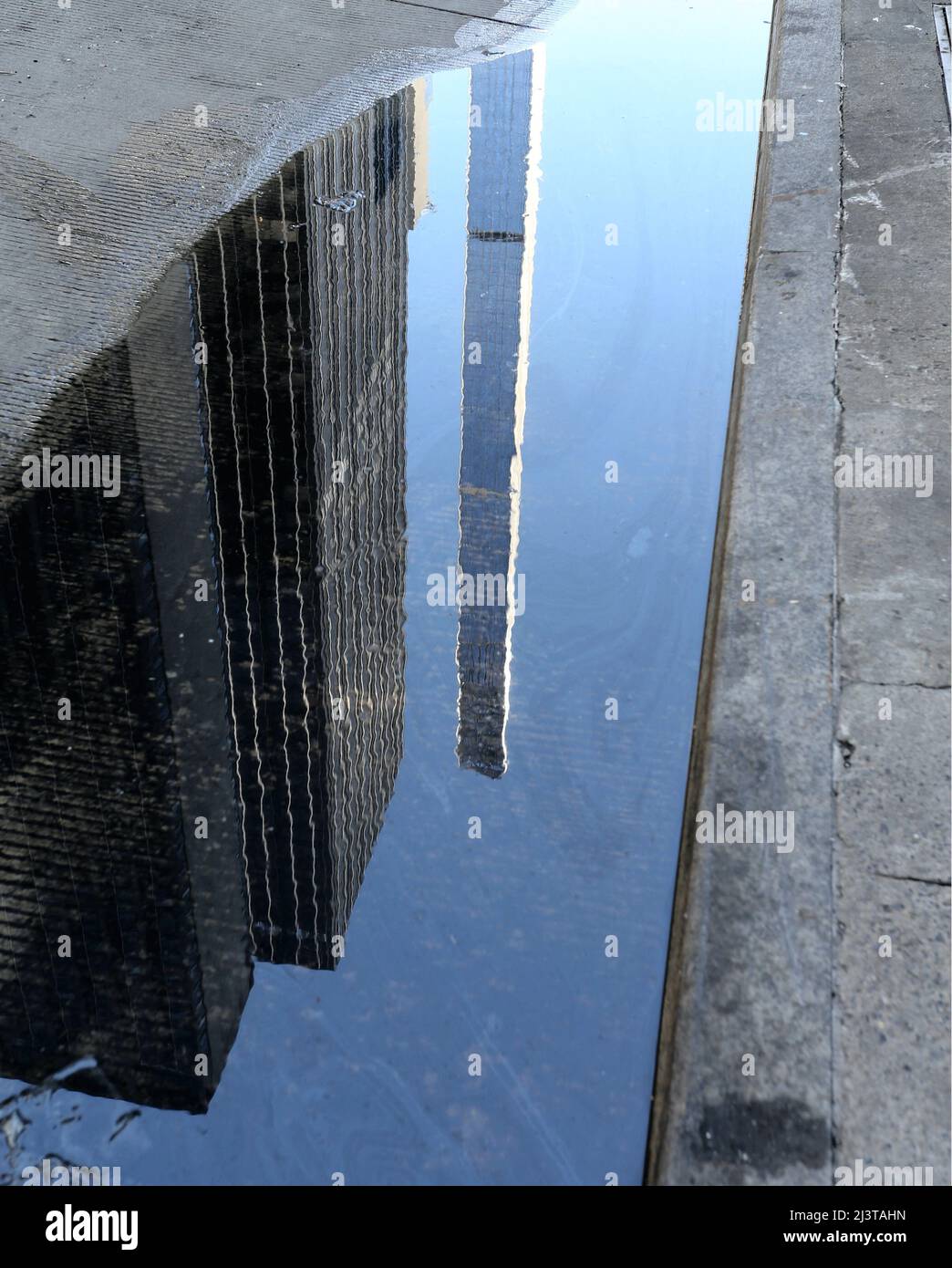 El rascacielos más skinniest del mundo La Torre Steinway está lista para sus primeros residentes en la Ciudad de Nueva York, NY, EE.UU. El 9 de abril de 2022. Steinway Tower, o 111 West 57th Street, tiene una relación altura-anchura de 24:1, lo que la convierte en 'el rascacielos más delgado del mundo', según los desarrolladores. A 1.428 pies, es también uno de los edificios más altos del hemisferio occidental, quedando corto de otros dos en la ciudad de Nueva York: Un World Trade Center a 1.776 pies y Central Park Tower a 1.550 pies. La urbanización Midtown Manhattan incluye 60 apartamentos de 84 pisos que abarcan la torre y los adyacentes Foto de stock