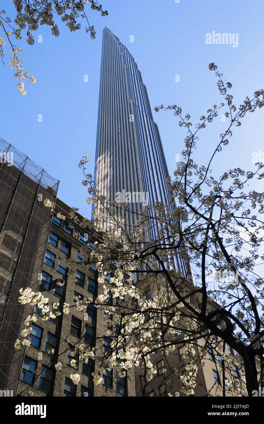 El rascacielos más skinniest del mundo La Torre Steinway está lista para sus primeros residentes en la Ciudad de Nueva York, NY, EE.UU. El 9 de abril de 2022. Steinway Tower, o 111 West 57th Street, tiene una relación altura-anchura de 24:1, lo que la convierte en 'el rascacielos más delgado del mundo', según los desarrolladores. A 1.428 pies, es también uno de los edificios más altos del hemisferio occidental, quedando corto de otros dos en la ciudad de Nueva York: Un World Trade Center a 1.776 pies y Central Park Tower a 1.550 pies. La urbanización Midtown Manhattan incluye 60 apartamentos de 84 pisos que abarcan la torre y los adyacentes Foto de stock