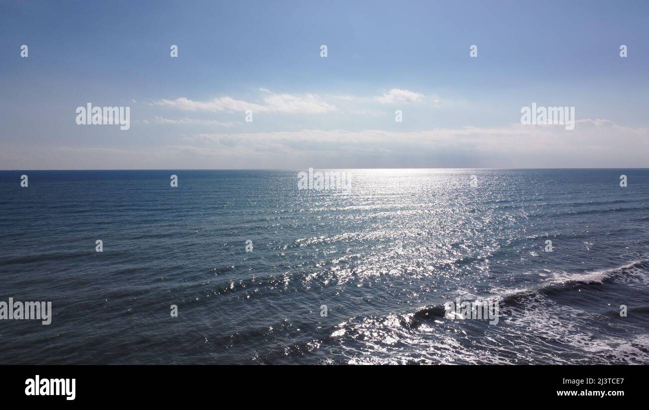 Toma aérea de mar y horizonte, Mar Mediterráneo Foto de stock