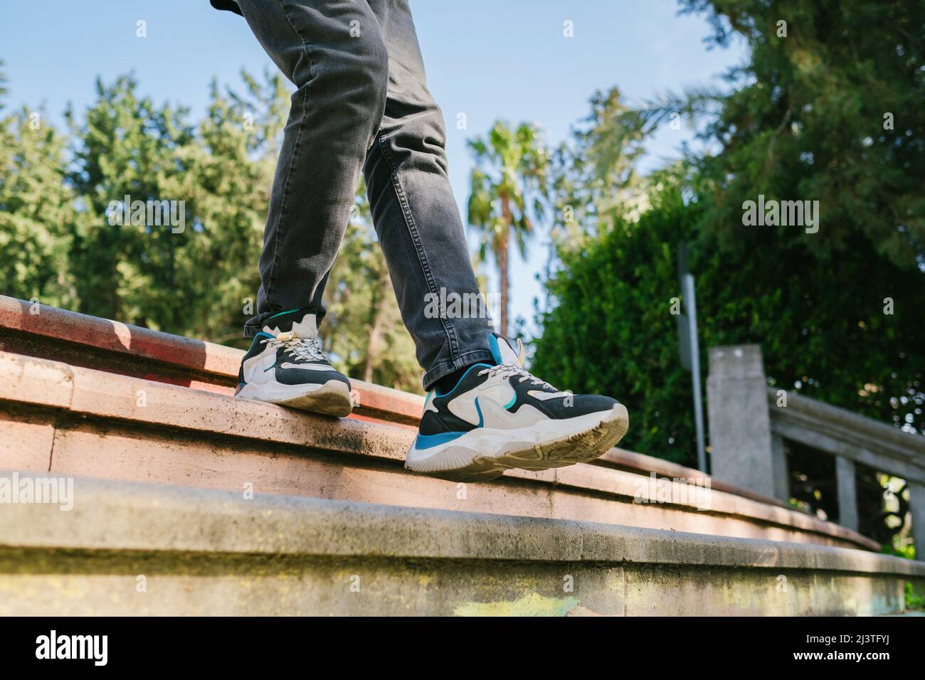 Calzado deportivo, primer plano de un zapato de hombre bajando un producto  de escaleras adecuado para deportes y uso diario Fotografía de stock - Alamy
