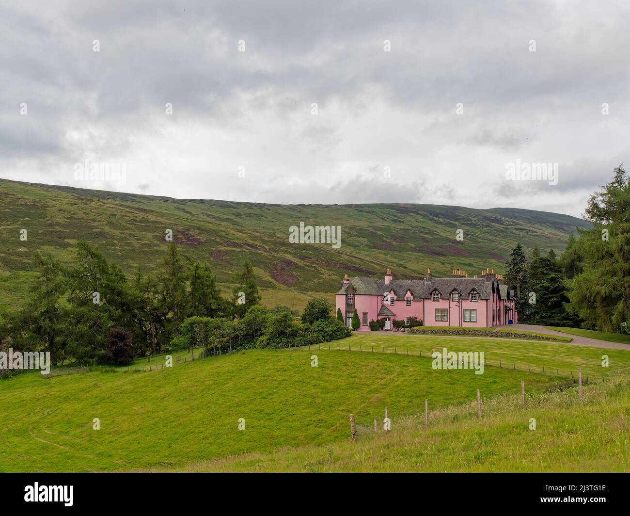 Hunthill Lodge, una finca de tiro cerca de Glen Lethnot en el Angus Glens con sus paredes de color rosa. Foto de stock