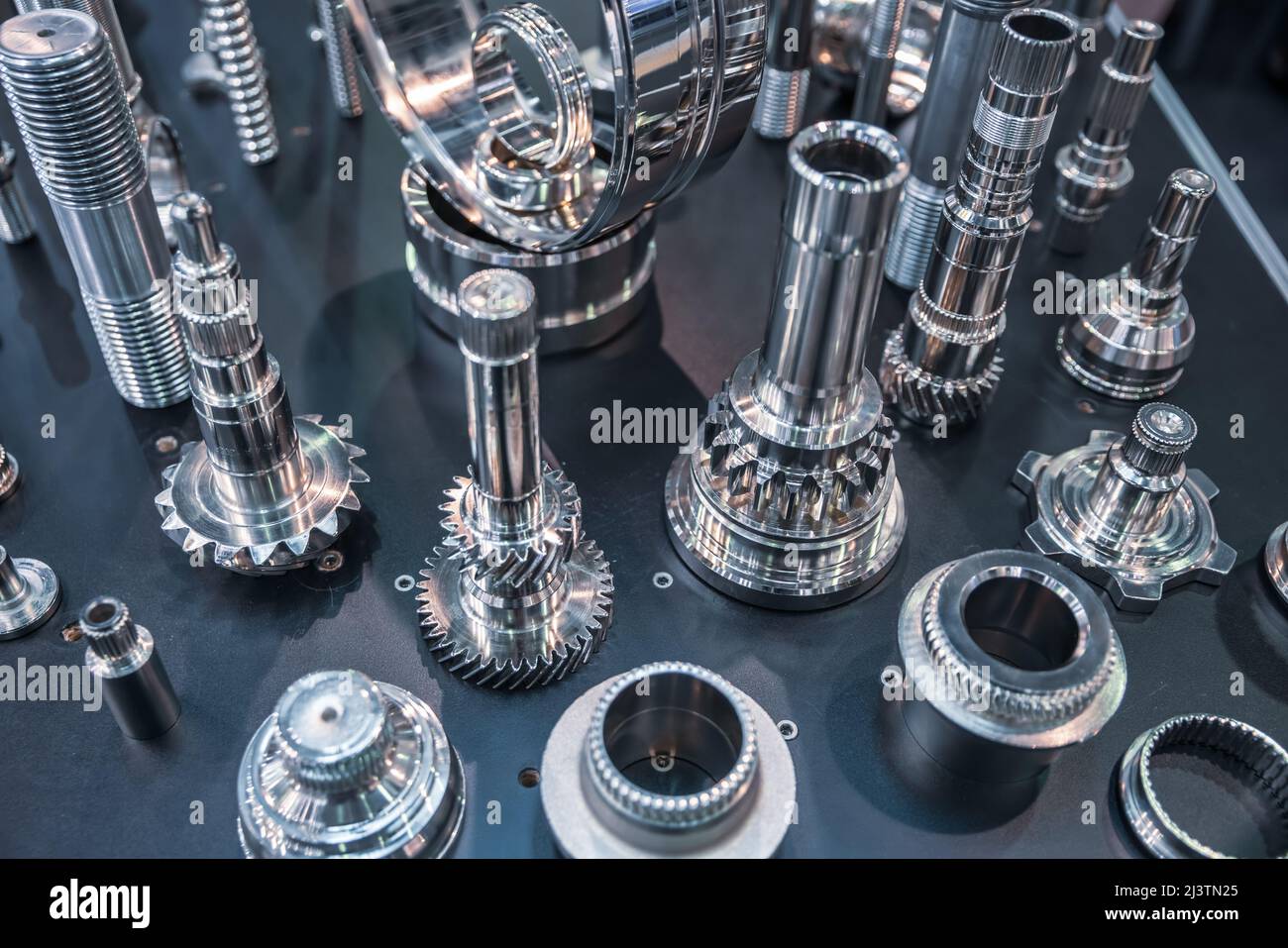 Varias piezas fabricadas en una fresadora para el mecanizado CNC. Foto de stock
